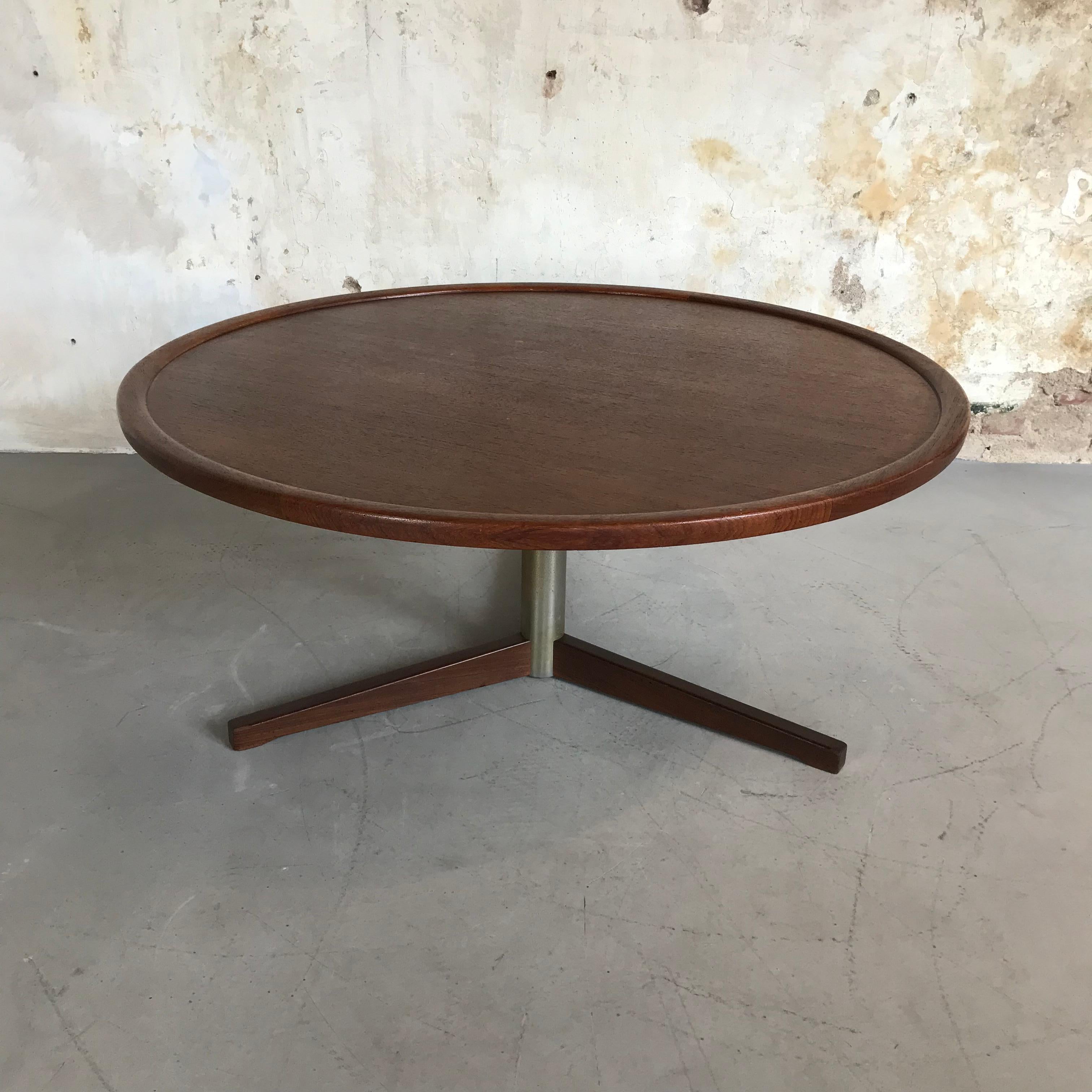 Beautiful teak coffee table designed by Martin Visser and produced by ‘t Spectrum, the Netherlands. This coffee table has a beautiful inlaid teak veneer top with a slightly raised edge. The top is resting on a solid metal base with three teak