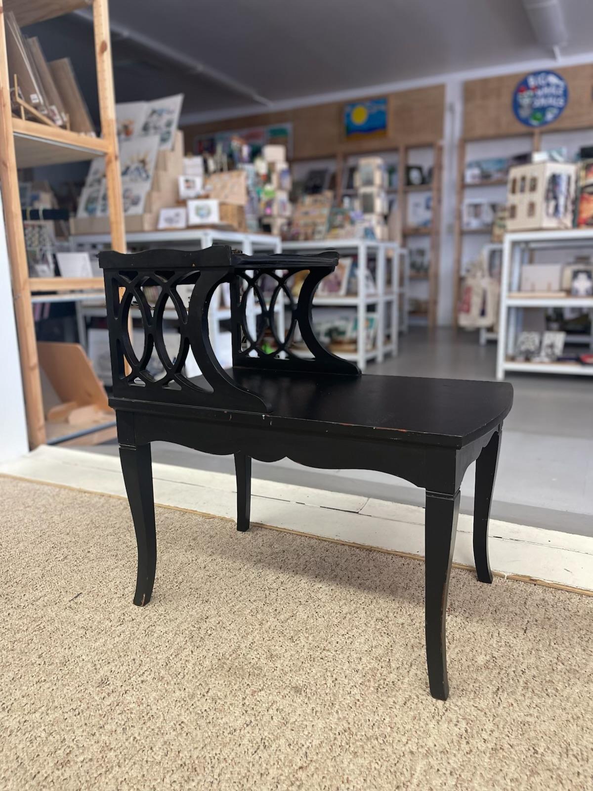 Ein fein gearbeiteter moderner Couchtisch von Lane Furniture aus den 1960er Jahren, der professionell ebonisiert wurde, um seine schlanken, skulpturalen Linien zu betonen. Der Holzrahmen besteht aus einer breiten rechteckigen Platte mit subtil
