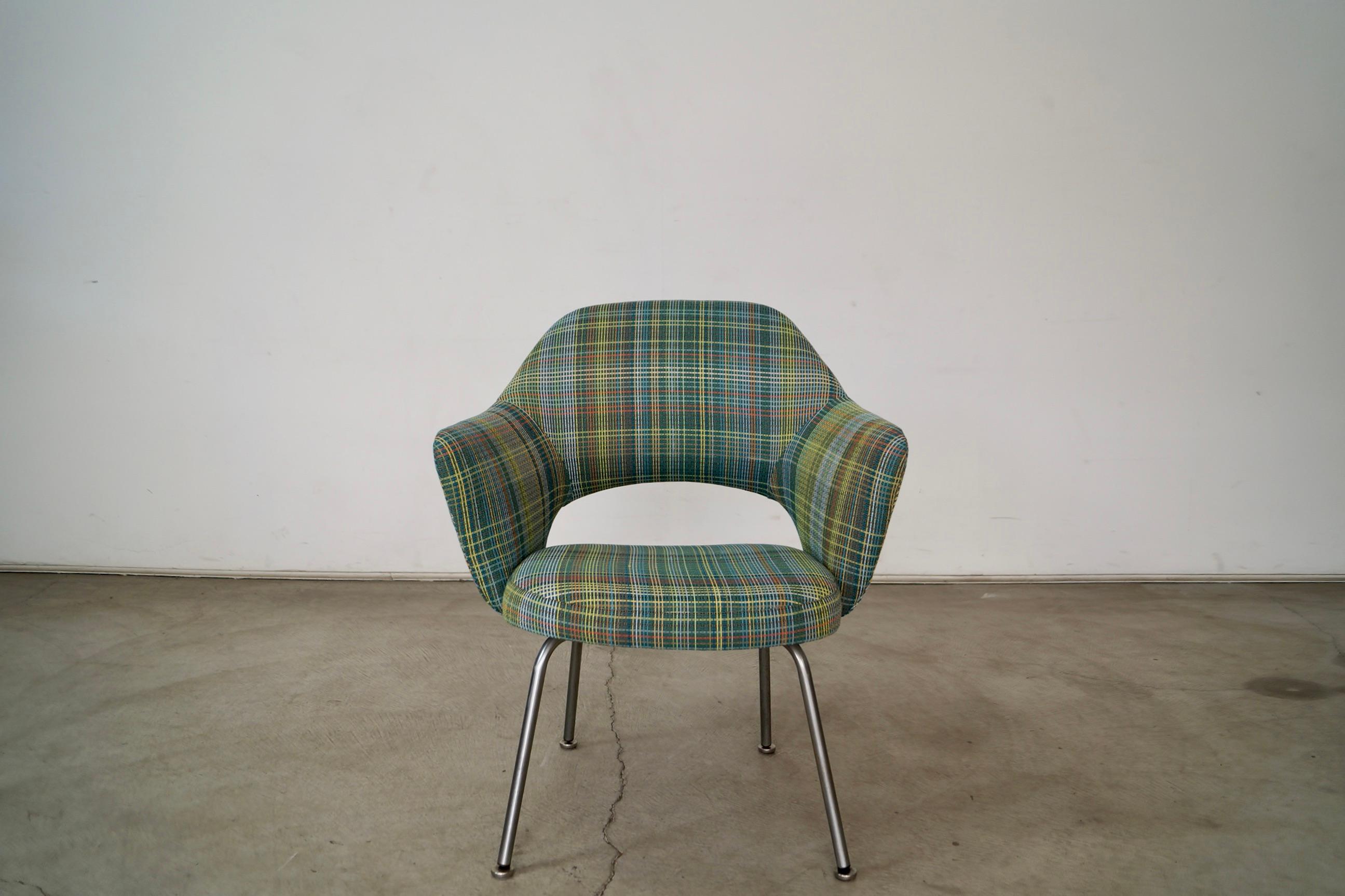 Se vende sillón de dirección original de mediados de siglo. Diseñado por Eero Saarinen para Knoll en la década de 1950. Éste se fabricó en los años 60, y se ha retapizado profesionalmente en Plaidtastic de Knoll en Snazzy. Tiene las bases de acero