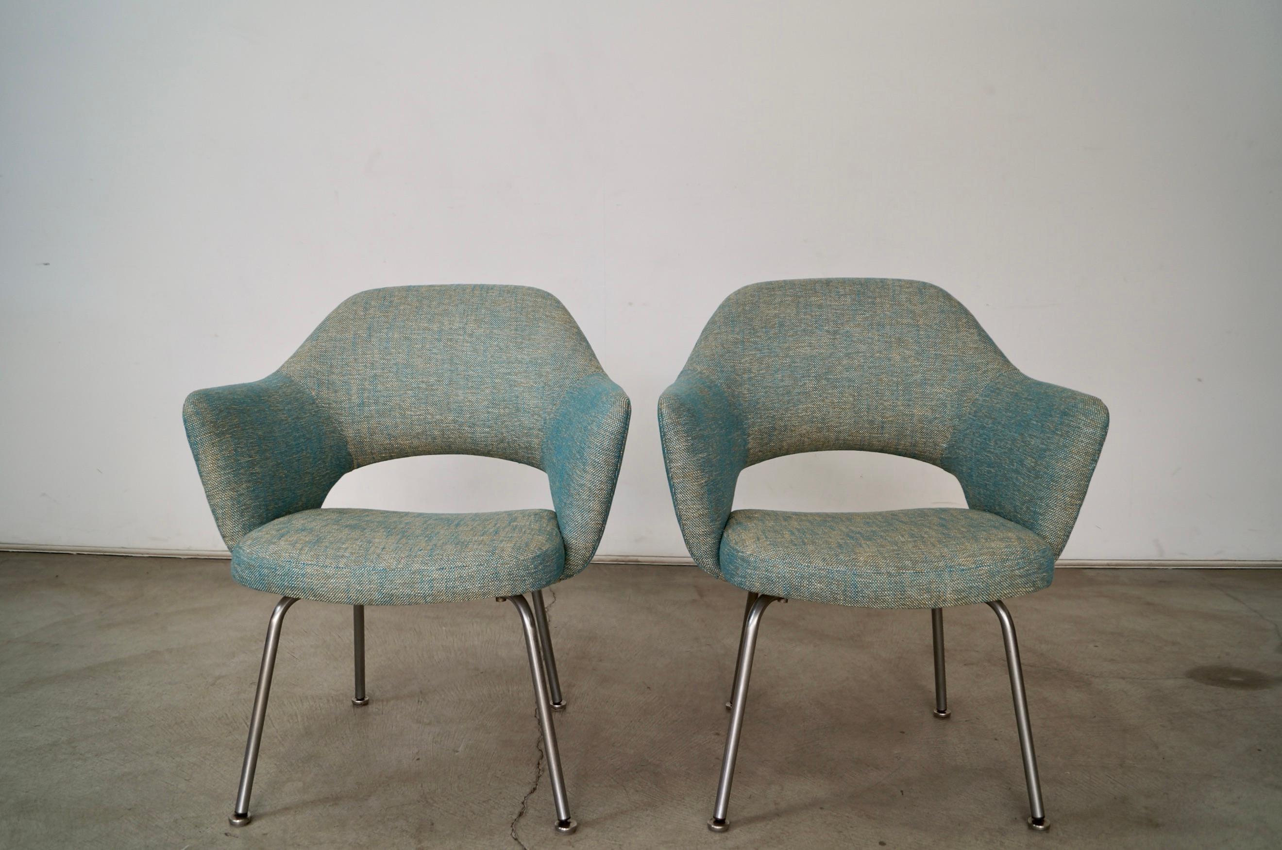 Coppia di autentiche poltrone vintage Midcentury Modern in vendita. Risalgono agli anni '60 e sono state rivestite professionalmente con nuovi tessuti e schiuma. Hanno una struttura a guscio in fibra di vetro con una base tubolare in acciaio