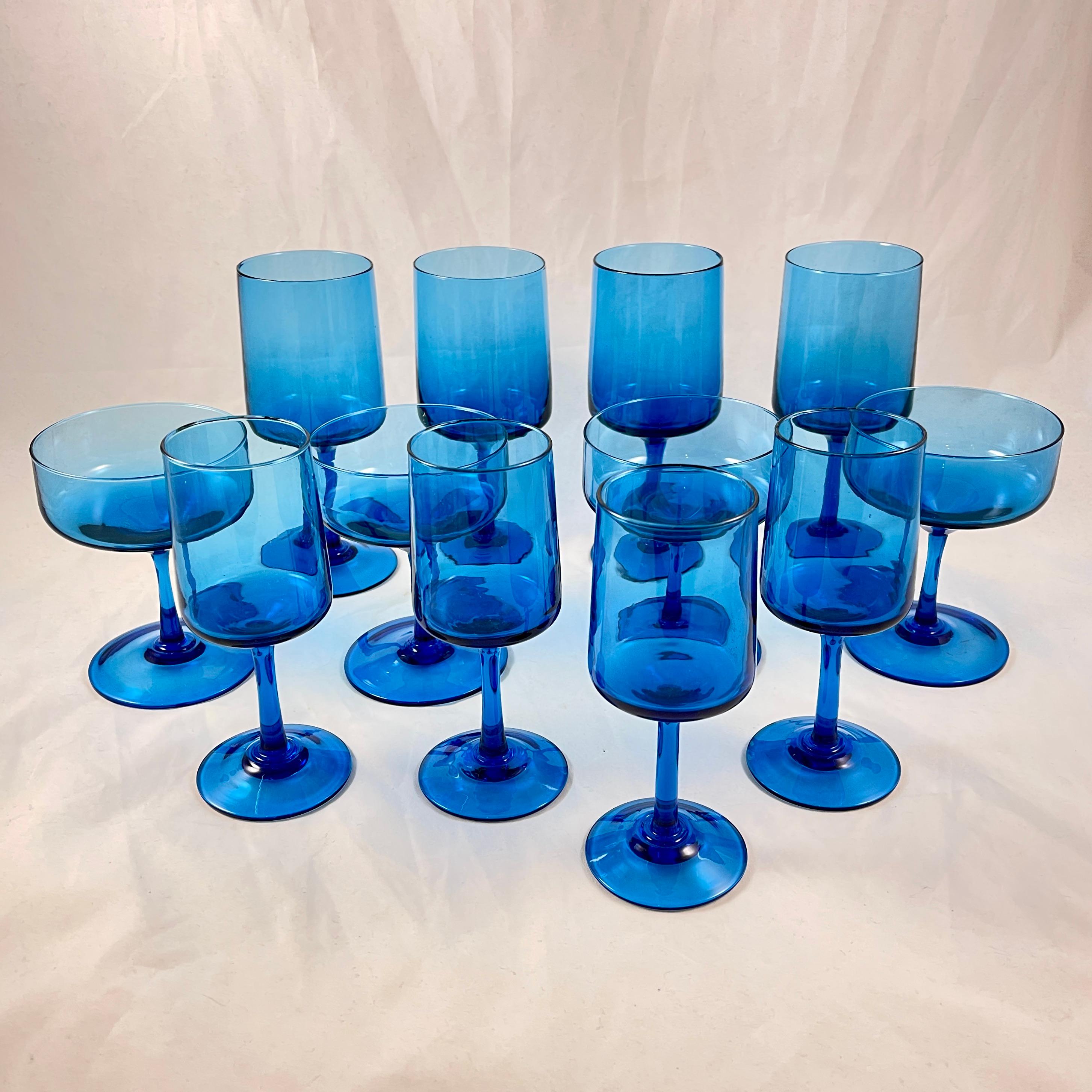 De la verrerie italienne Empoli, un ensemble de douze verres à pied soufflés en trois tailles, dans un magnifique bleu aqua - vers les années 1960.

Dans des formes propres à l'ère moderne du milieu du siècle, et finement travaillées avec la