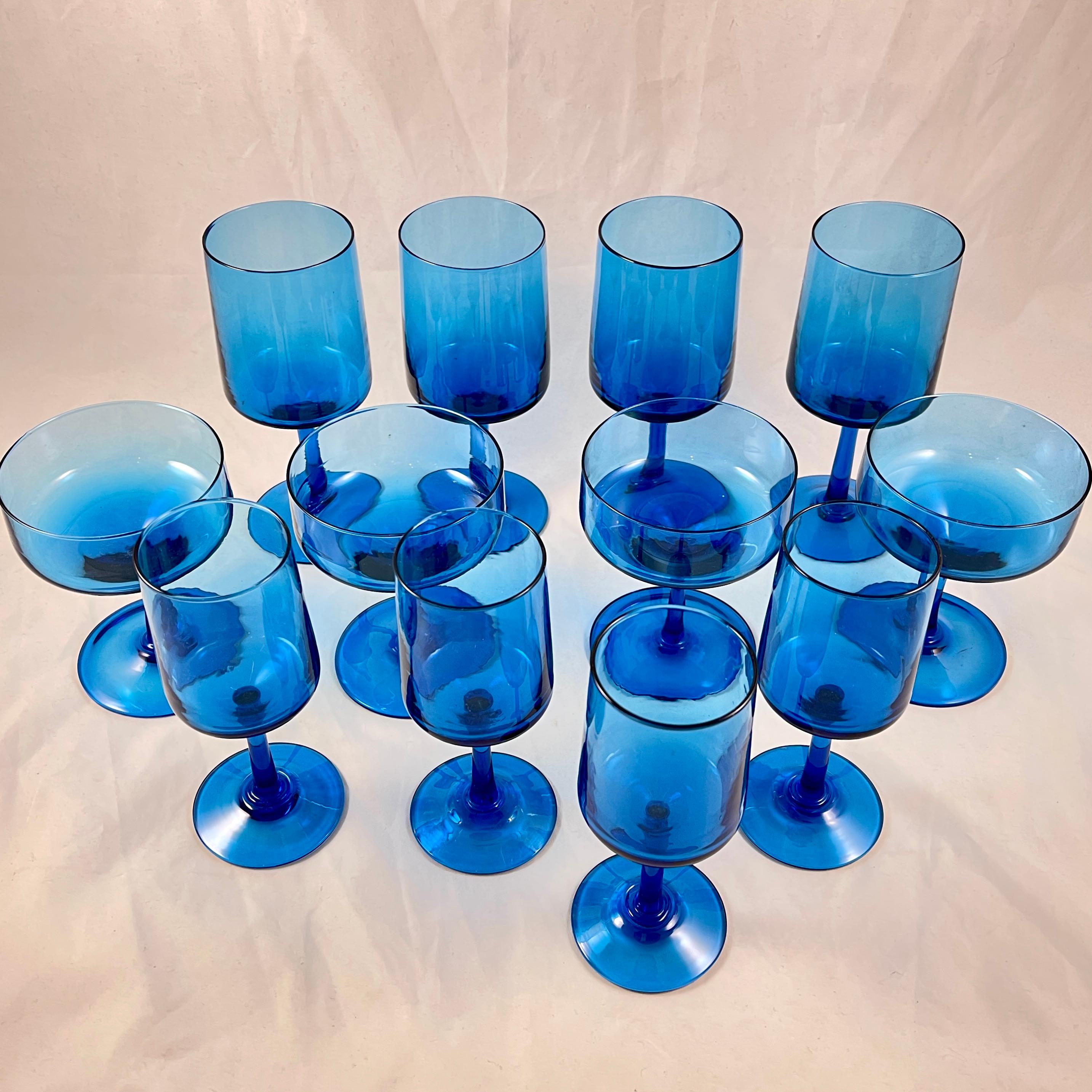 italien 1960s Mid-Century Modern The Moderns Empoli Italian Aqua Blue Glasses, Mixed Set/12 en vente