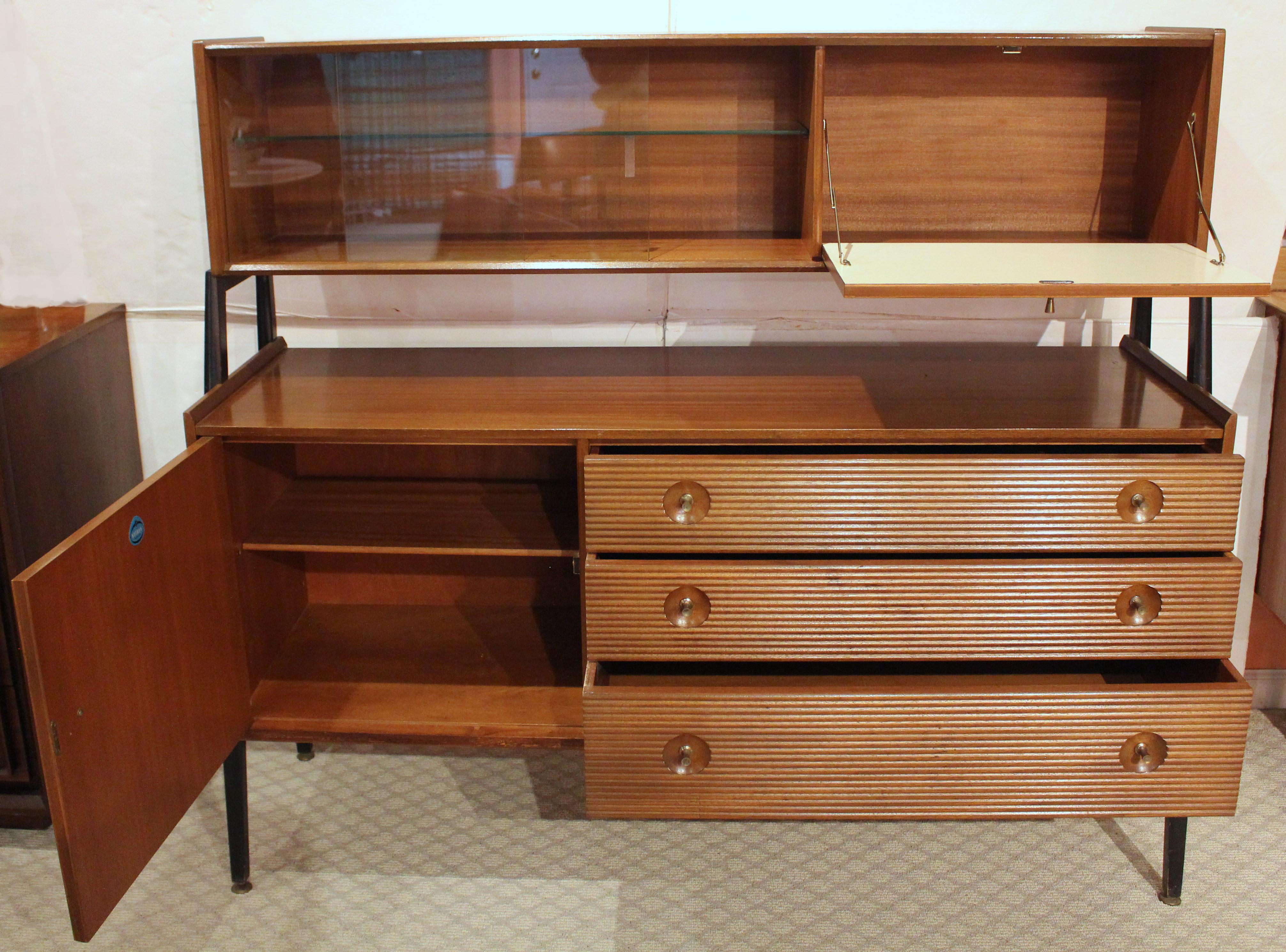 1960s Mid Century Modern Inglés 2-Tier Hutch Aparador Credenza by Nathan en venta 4