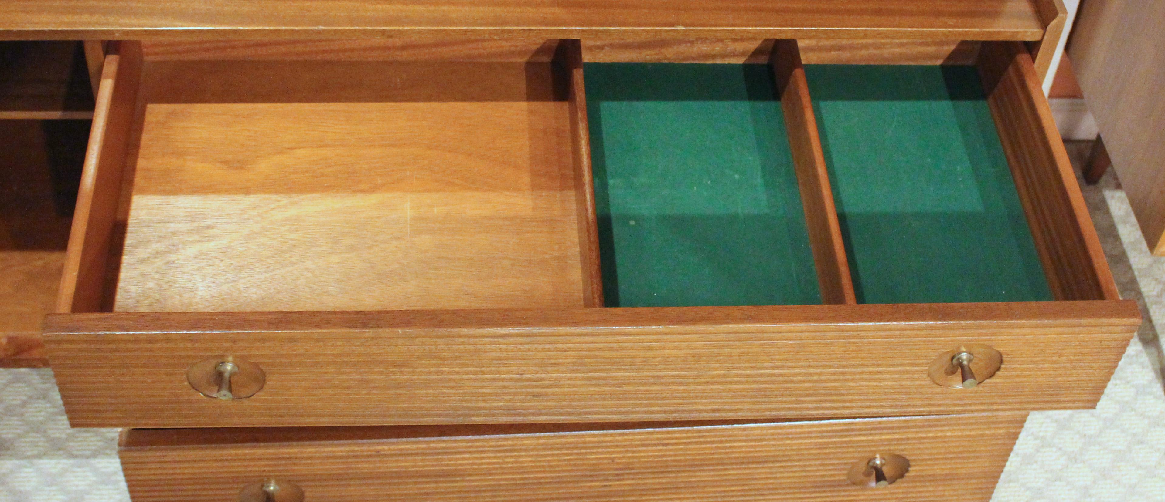 1960s Mid Century Modern Inglés 2-Tier Hutch Aparador Credenza by Nathan en Bueno estado para la venta en Chapel Hill, NC