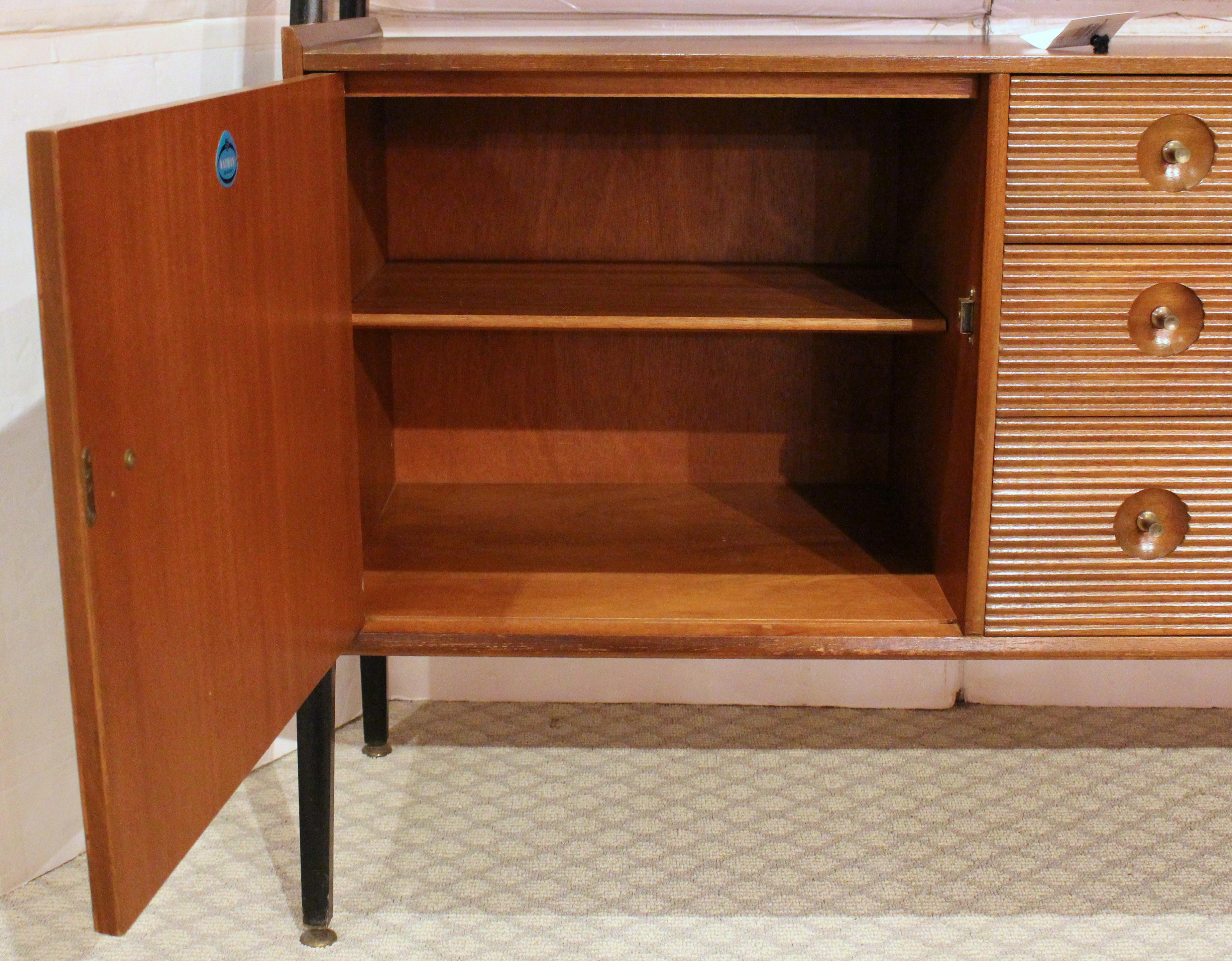 1960s Mid Century Modern Inglés 2-Tier Hutch Aparador Credenza by Nathan siglo XX en venta