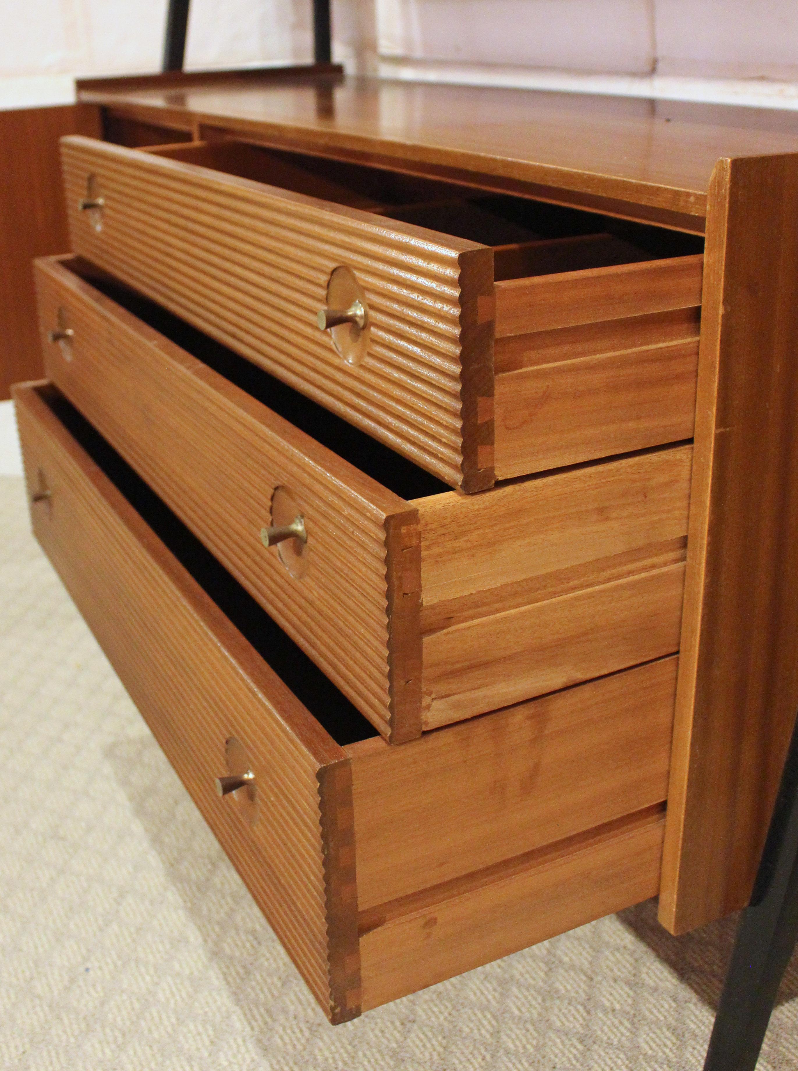 1960s Mid Century Modern Inglés 2-Tier Hutch Aparador Credenza by Nathan en venta 2