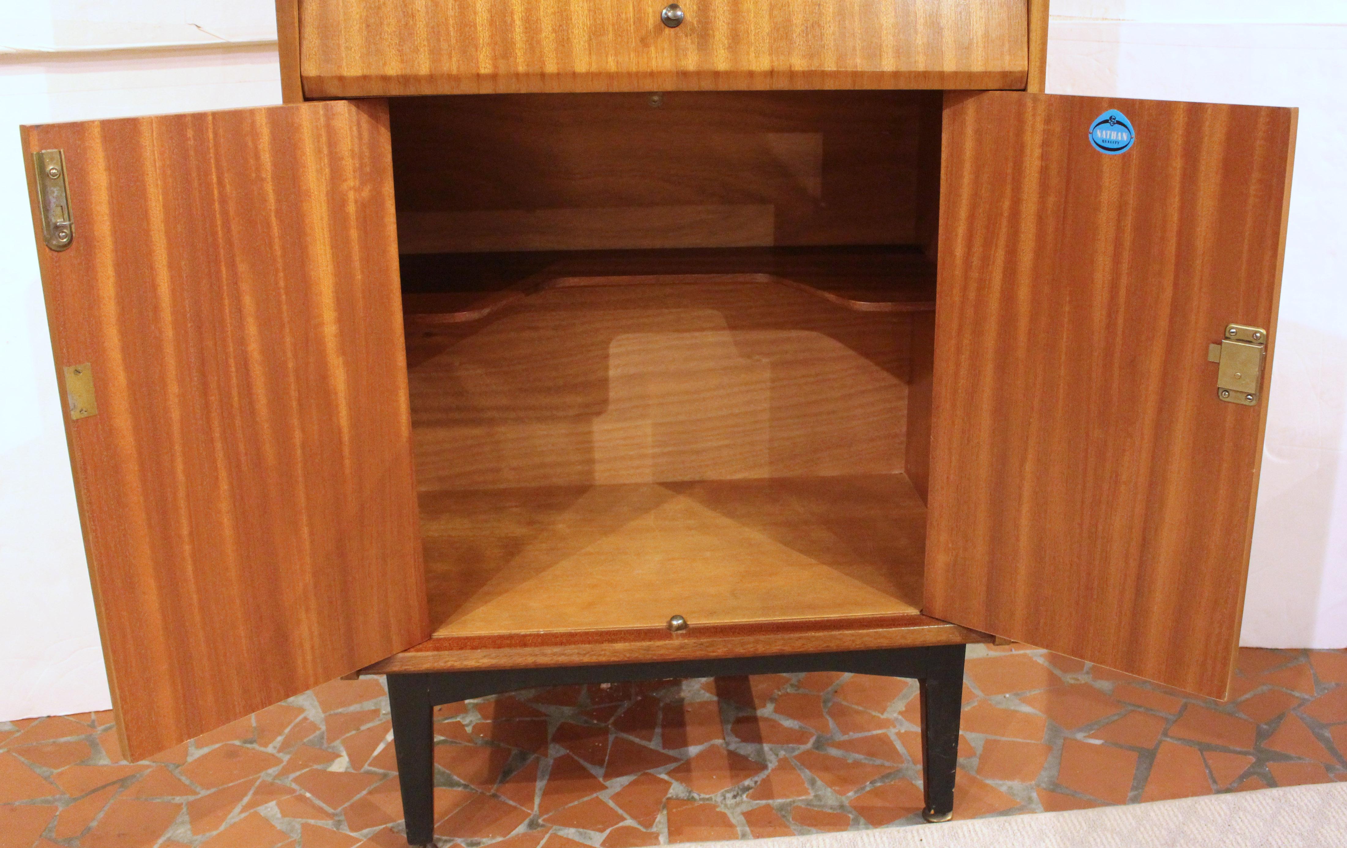 1960er Jahre Mid Century Modern Englischer Teakholz-Getränkeschrank von Nathan im Angebot 6