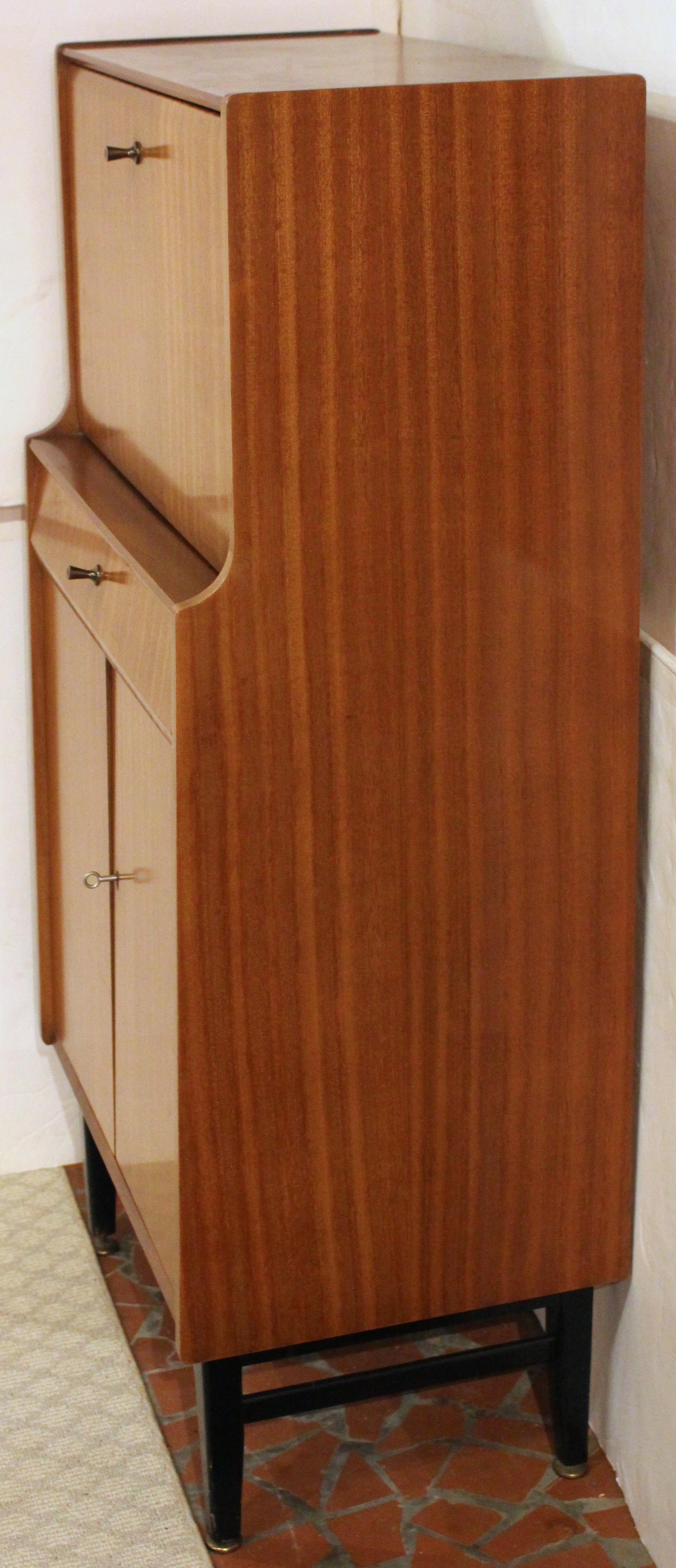 1960er Jahre Mid Century Modern Englischer Teakholz-Getränkeschrank von Nathan im Zustand „Gut“ im Angebot in Chapel Hill, NC