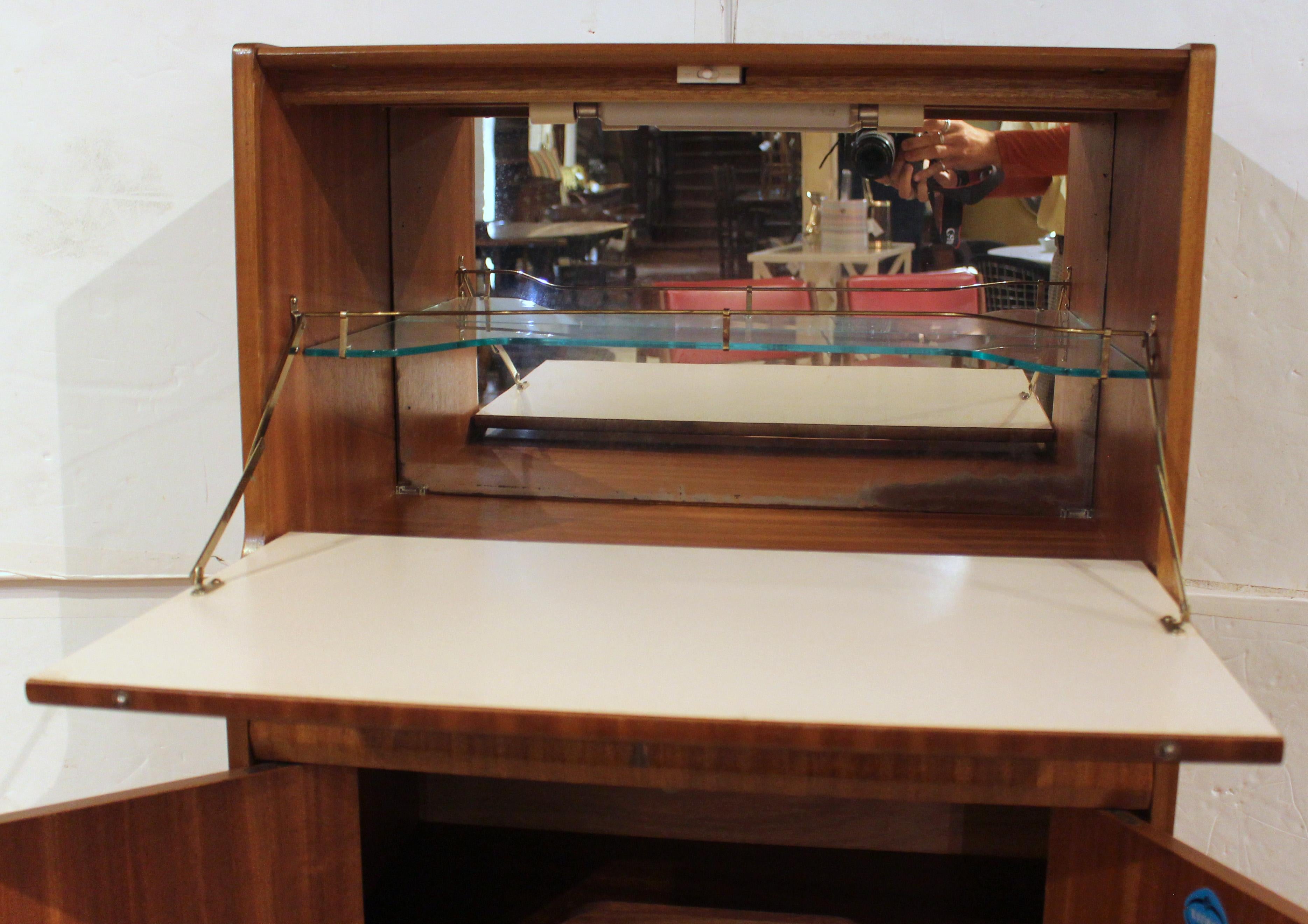 1960er Jahre Mid Century Modern Englischer Teakholz-Getränkeschrank von Nathan (20. Jahrhundert) im Angebot
