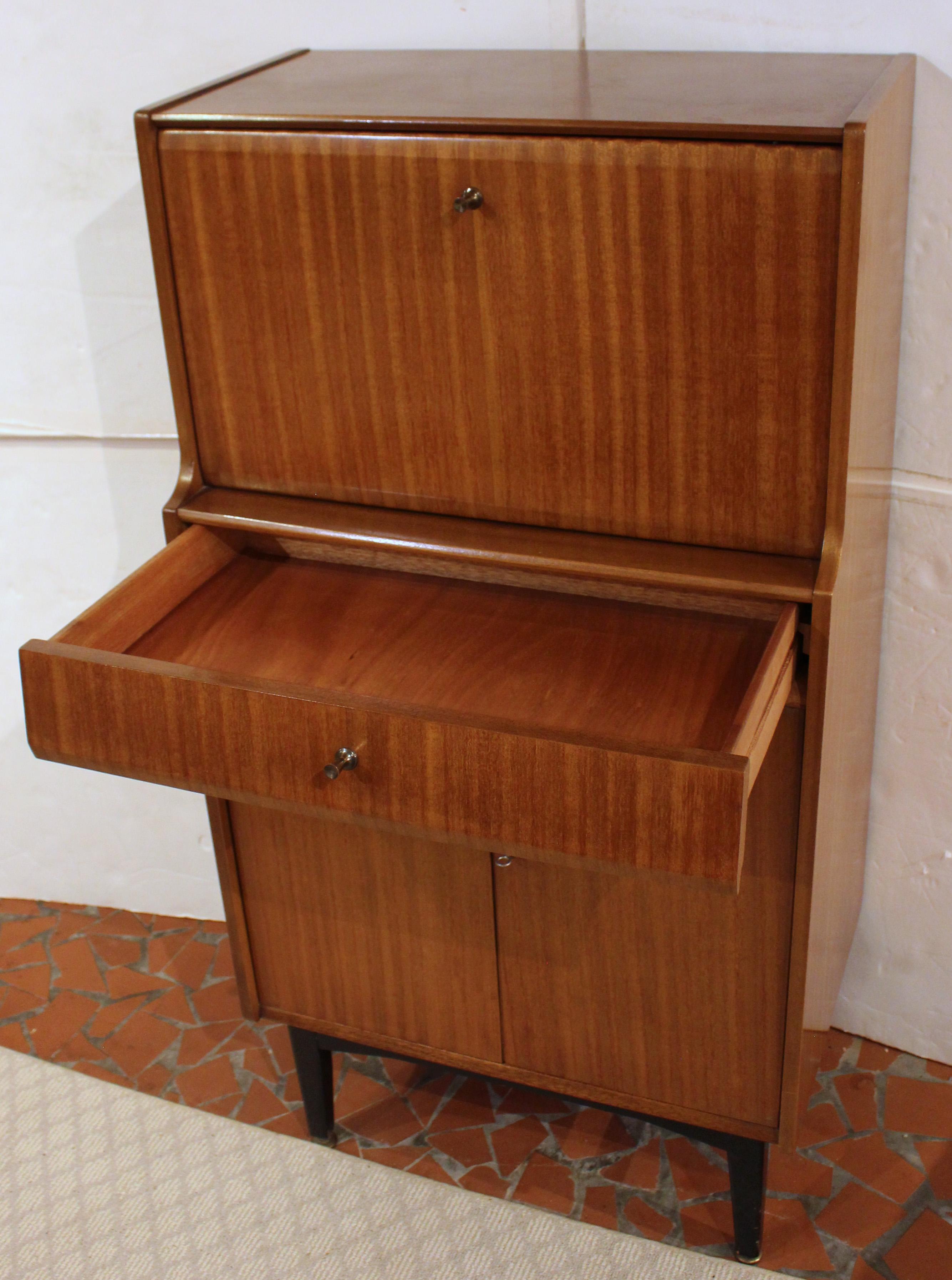 1960er Jahre Mid Century Modern Englischer Teakholz-Getränkeschrank von Nathan im Angebot 2