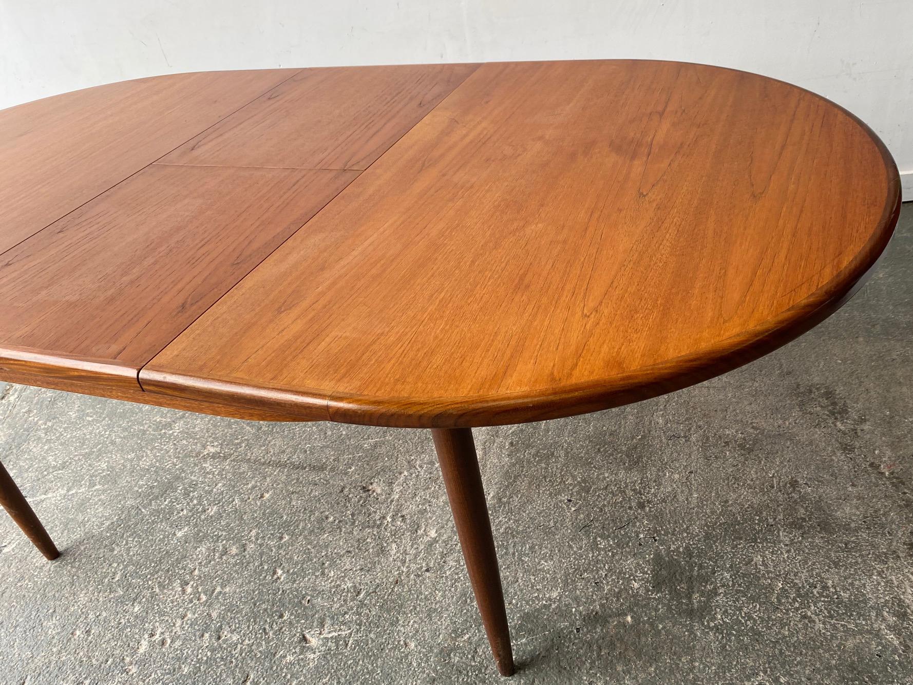 1960’s mid century modern extending dining table by G Plan In Good Condition For Sale In London, GB