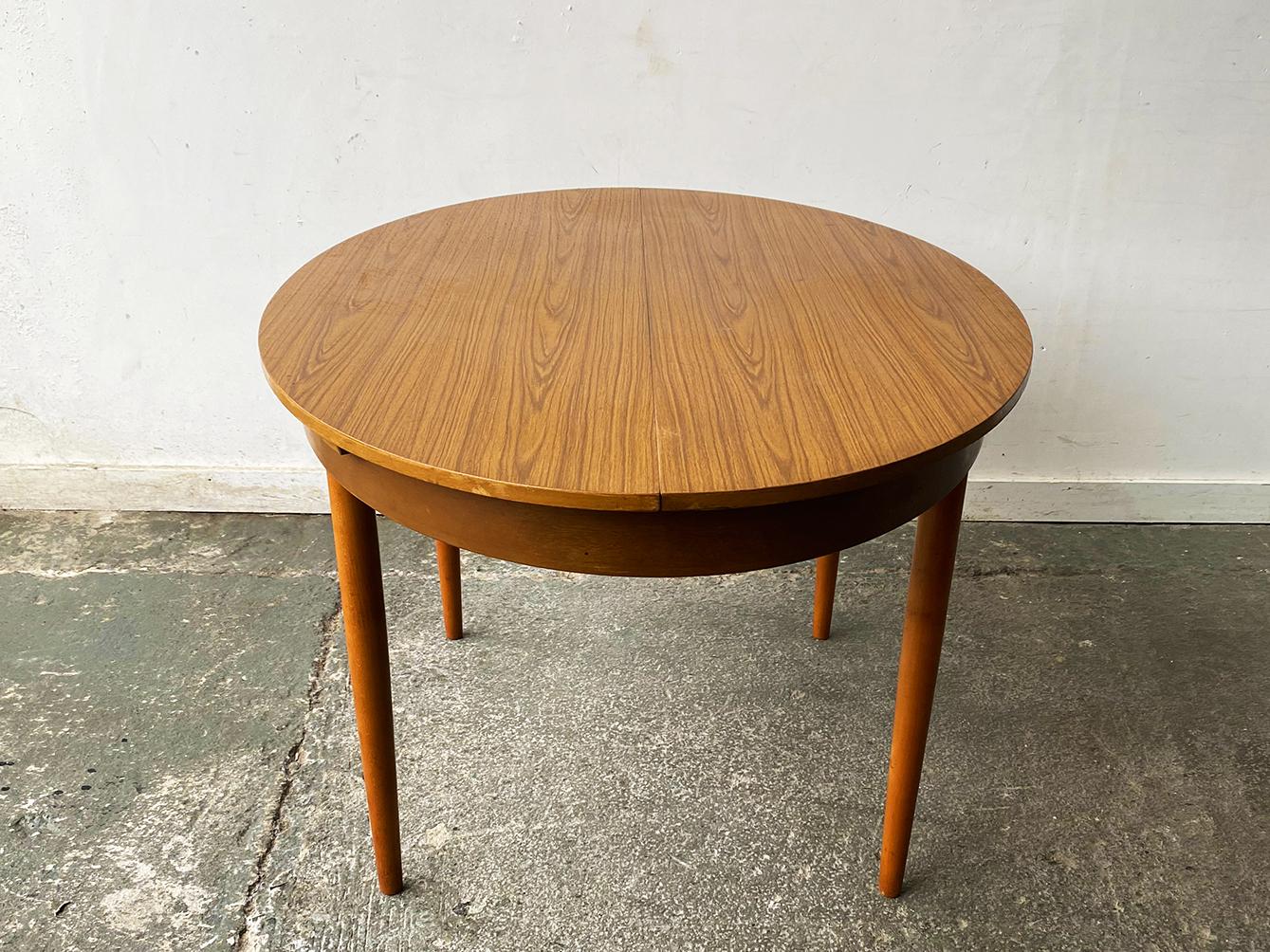 20ième siècle Table de salle à manger à rallonge The Modernity des années 1960 par Schrieber en vente