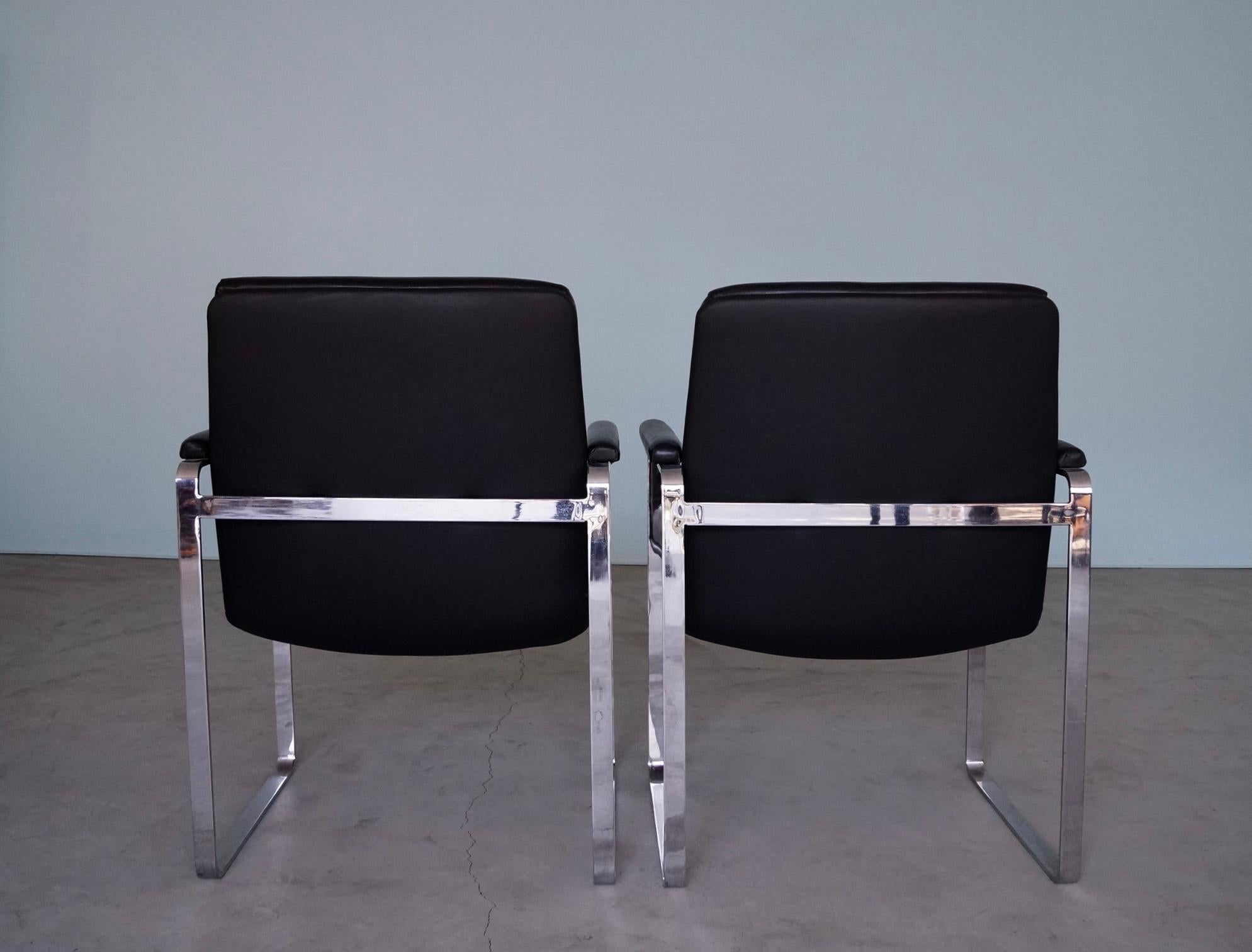 1960's Mid-Century Modern Flat Bar Chrom & Schwarz Leder Sessel - ein Paar im Angebot 1