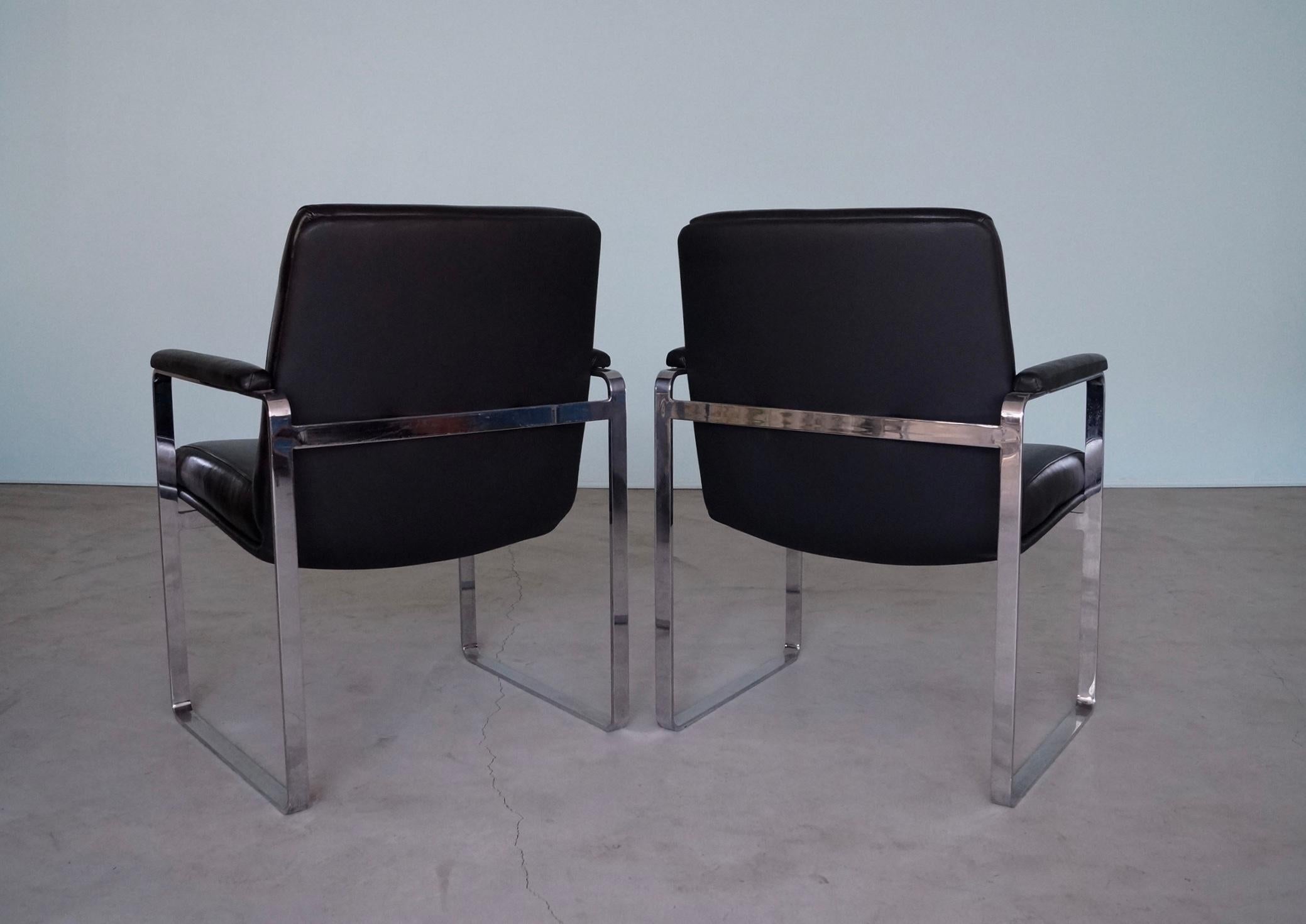 1960's Mid-Century Modern Flat Bar Chrom & Schwarz Leder Sessel - ein Paar im Angebot 2