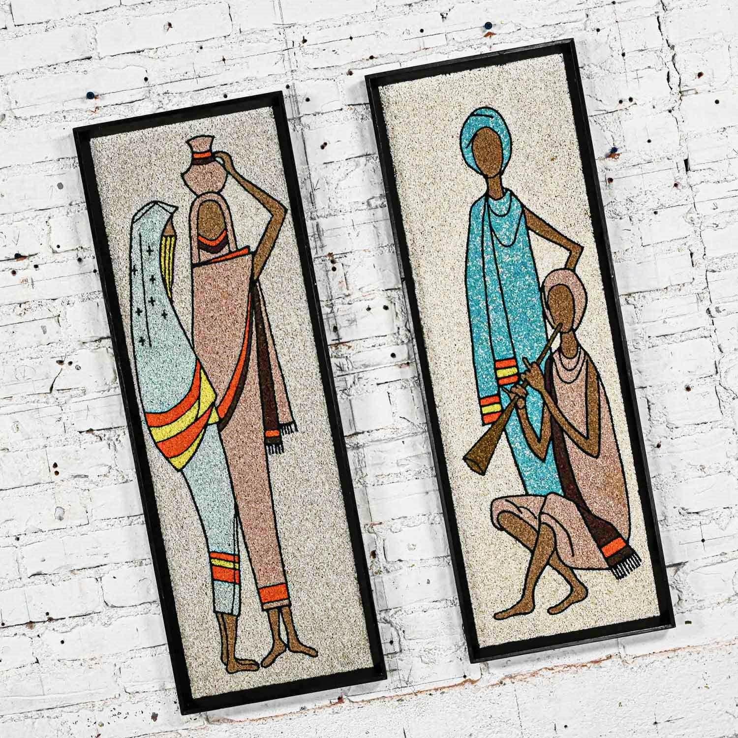 Wunderbare Vintage Mitte des Jahrhunderts modernen gerahmten Kies Kunst figuralen Mosaiken, ein Paar. Schöner Zustand, im Auge behalten, dass diese sind Vintage und nicht neu, so wird Zeichen von Gebrauch und Verschleiß haben. Die Rahmen wurden