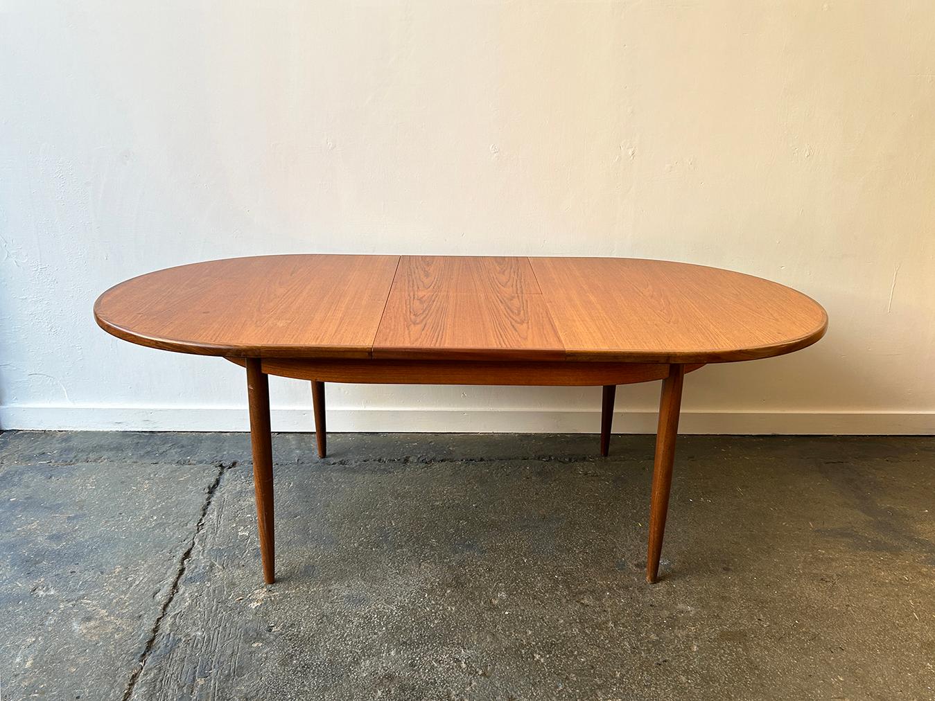Dans les années 1960, pour concurrencer les importations danoises, G-Plan s'est orientée vers le design de meubles de style scandinave, en collaborant avec des designers tels que Kofod-Larsen.

La gamme Fresco, conçue par V.I.I. Wilkins, a été