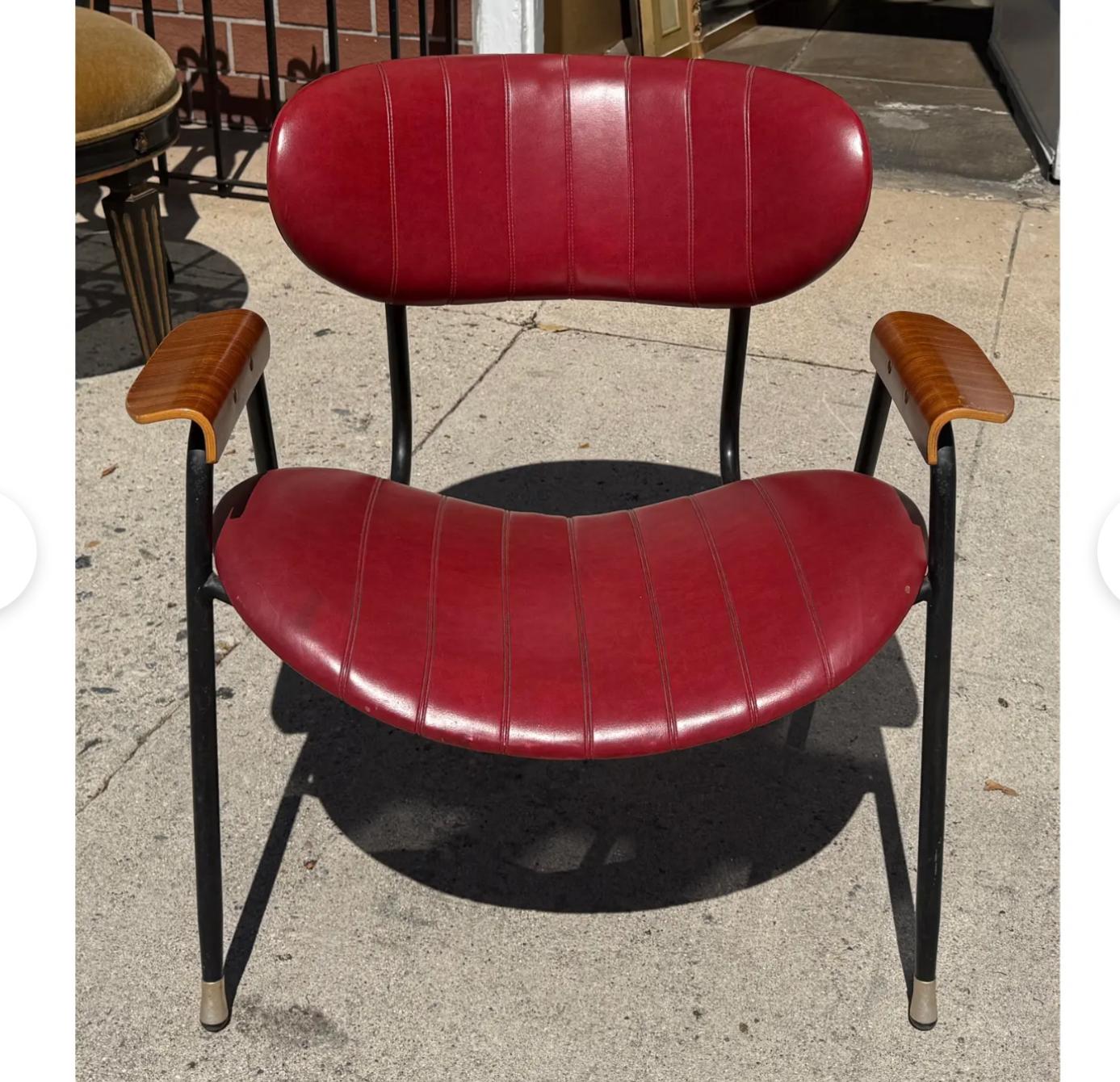 Chaise à bras en bois bentwood et cuir rouge Gastone Rinaldi, 1960.