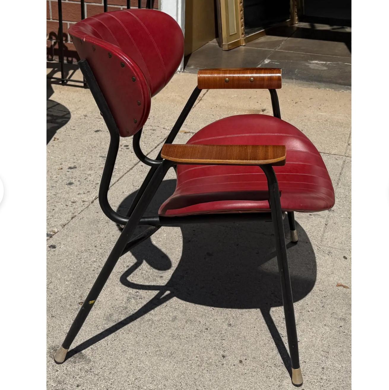 Art déco Chaise à accoudoirs en cuir rouge de Gastone Rinaldi datant des années 1960 en vente