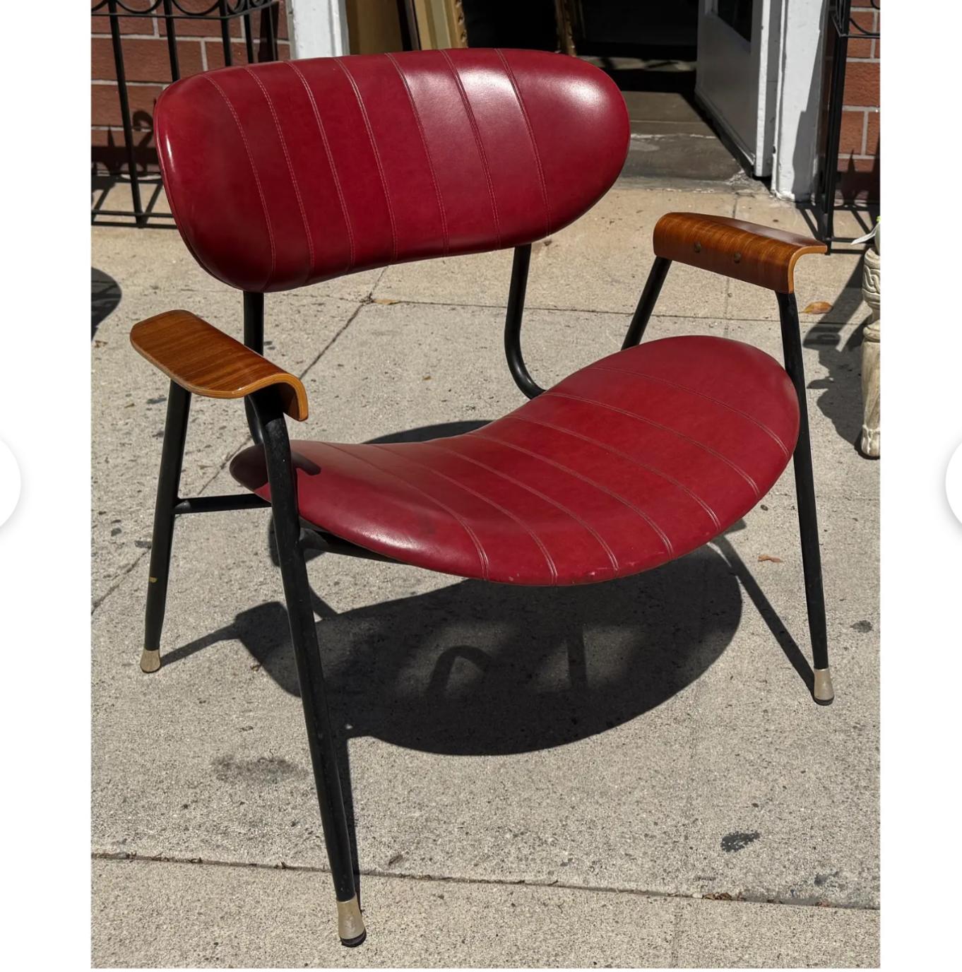 Français Chaise à accoudoirs en cuir rouge de Gastone Rinaldi datant des années 1960 en vente