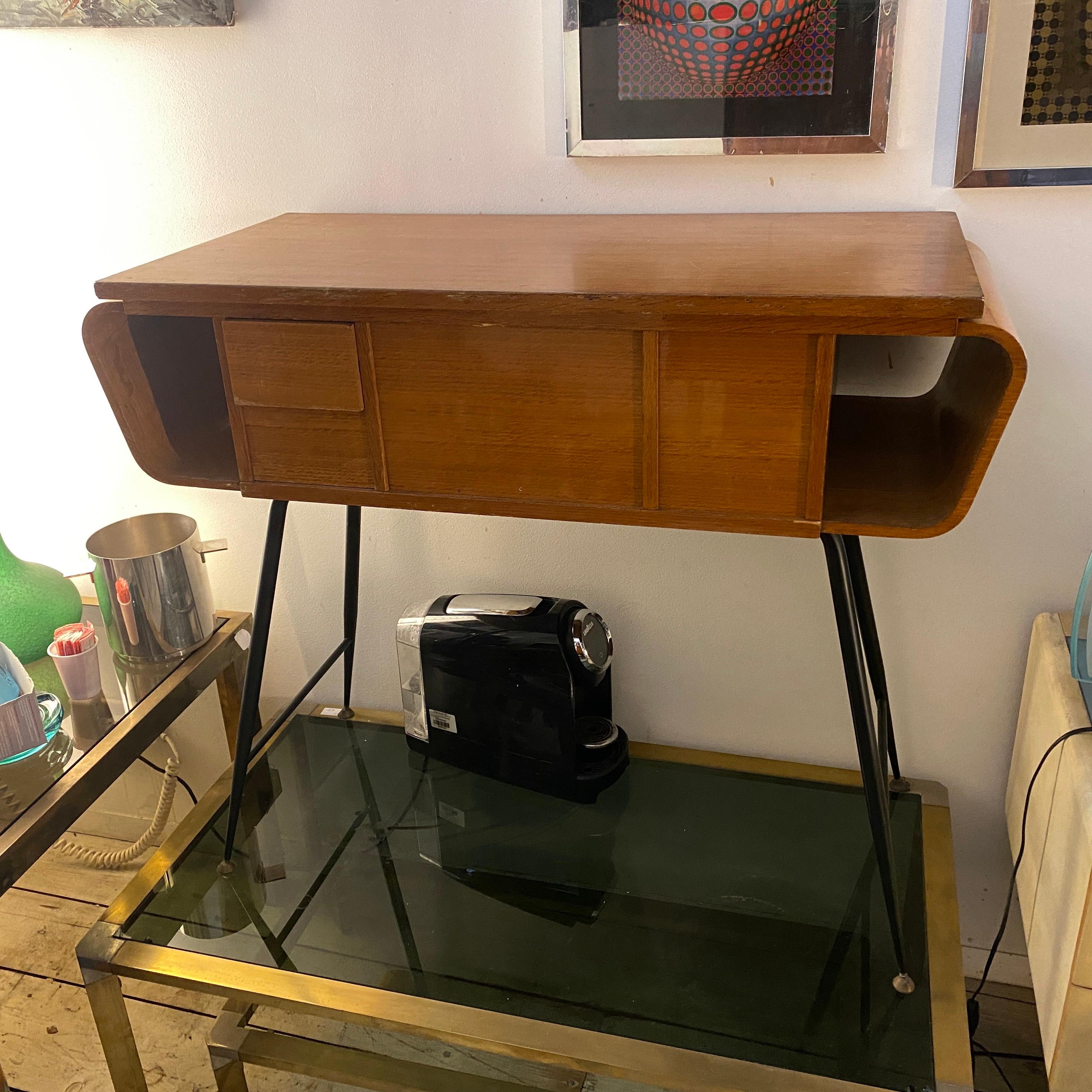 Console in oak wood with iron structure and brass feet, originally used to contain a Singer sewing machine. It's designed by Gio Ponti who collaborated with the italian manufacturer. Now it can be used as a console, it has two drawers and plane that