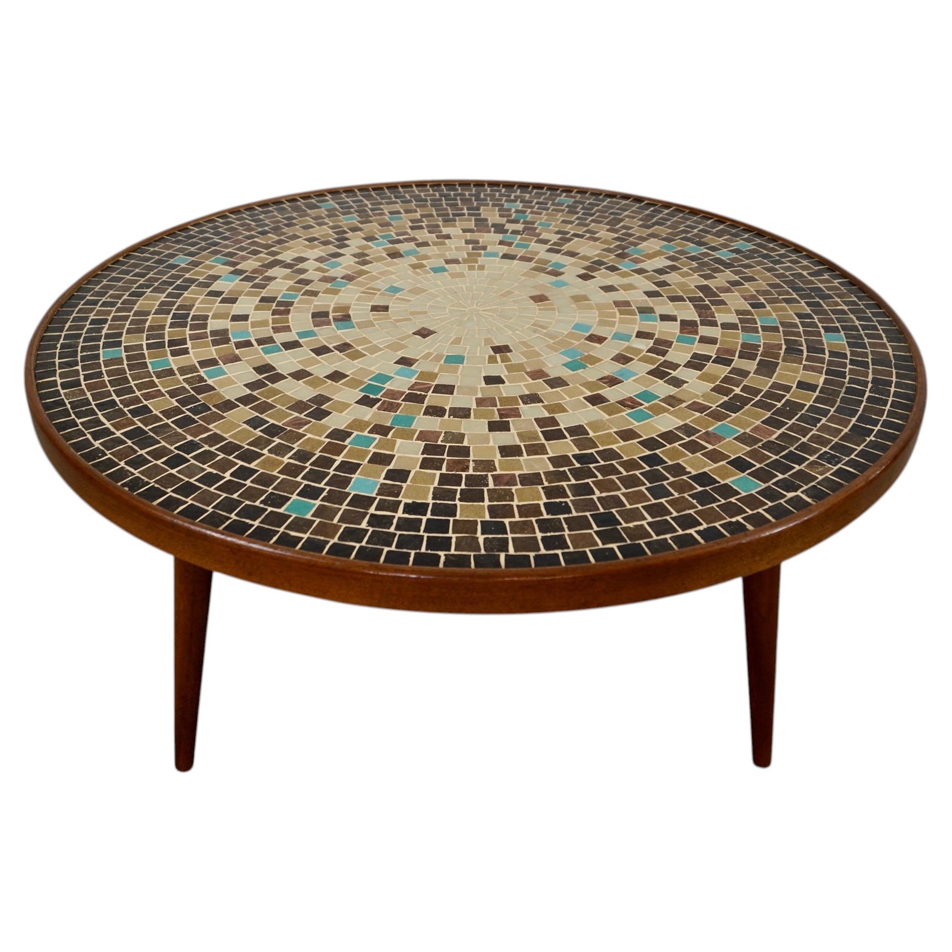 Kaffeetisch im Mid-Century-Modern-Stil der 1960er Jahre von Gordon & Jane Martz mit Mosaikfliesen und Walnussholz