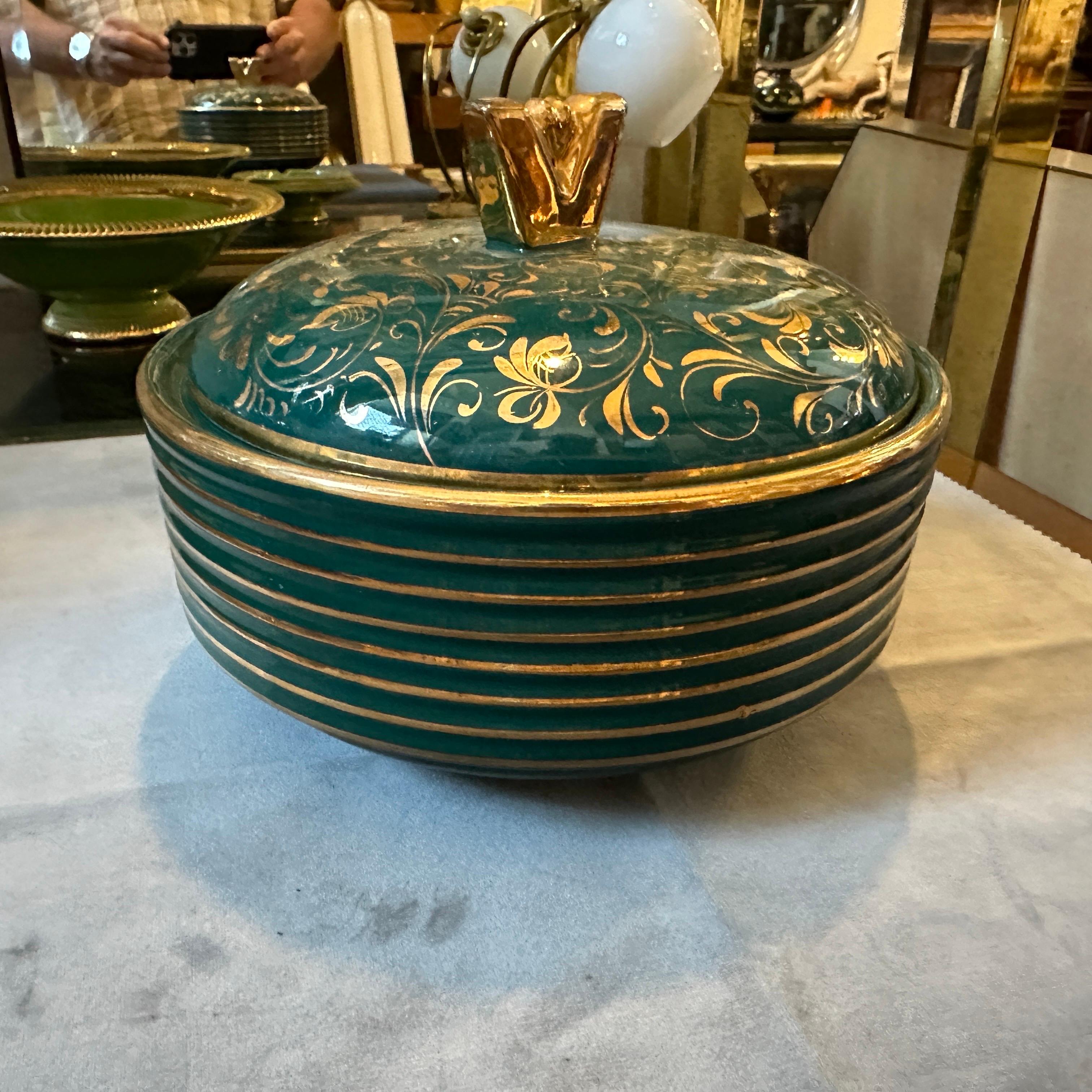 Caja italiana de cerámica verde y dorada moderna de mediados de siglo de 1960 de La Colonnata Cerámico en venta