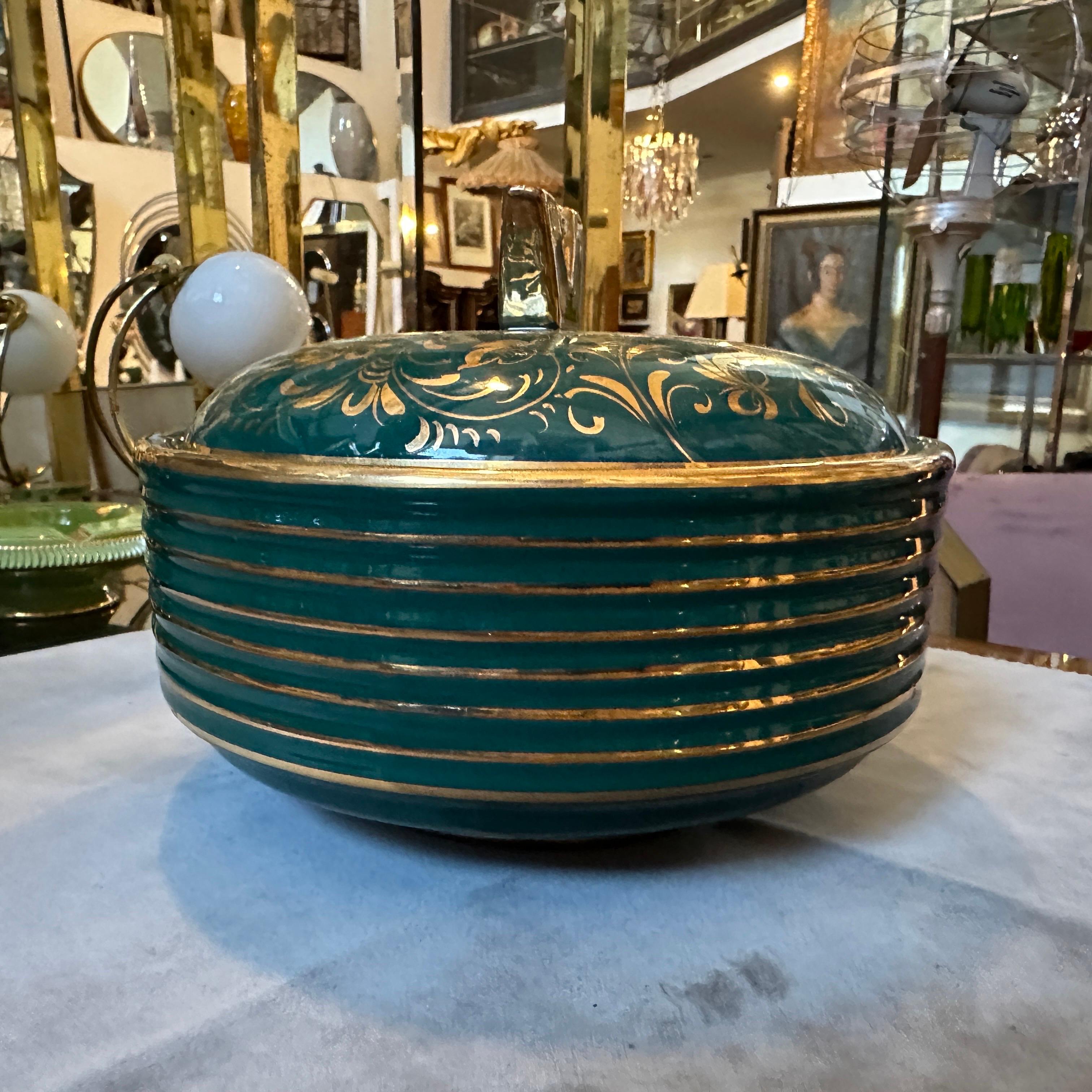 Caja italiana de cerámica verde y dorada moderna de mediados de siglo de 1960 de La Colonnata Pintado a mano en venta