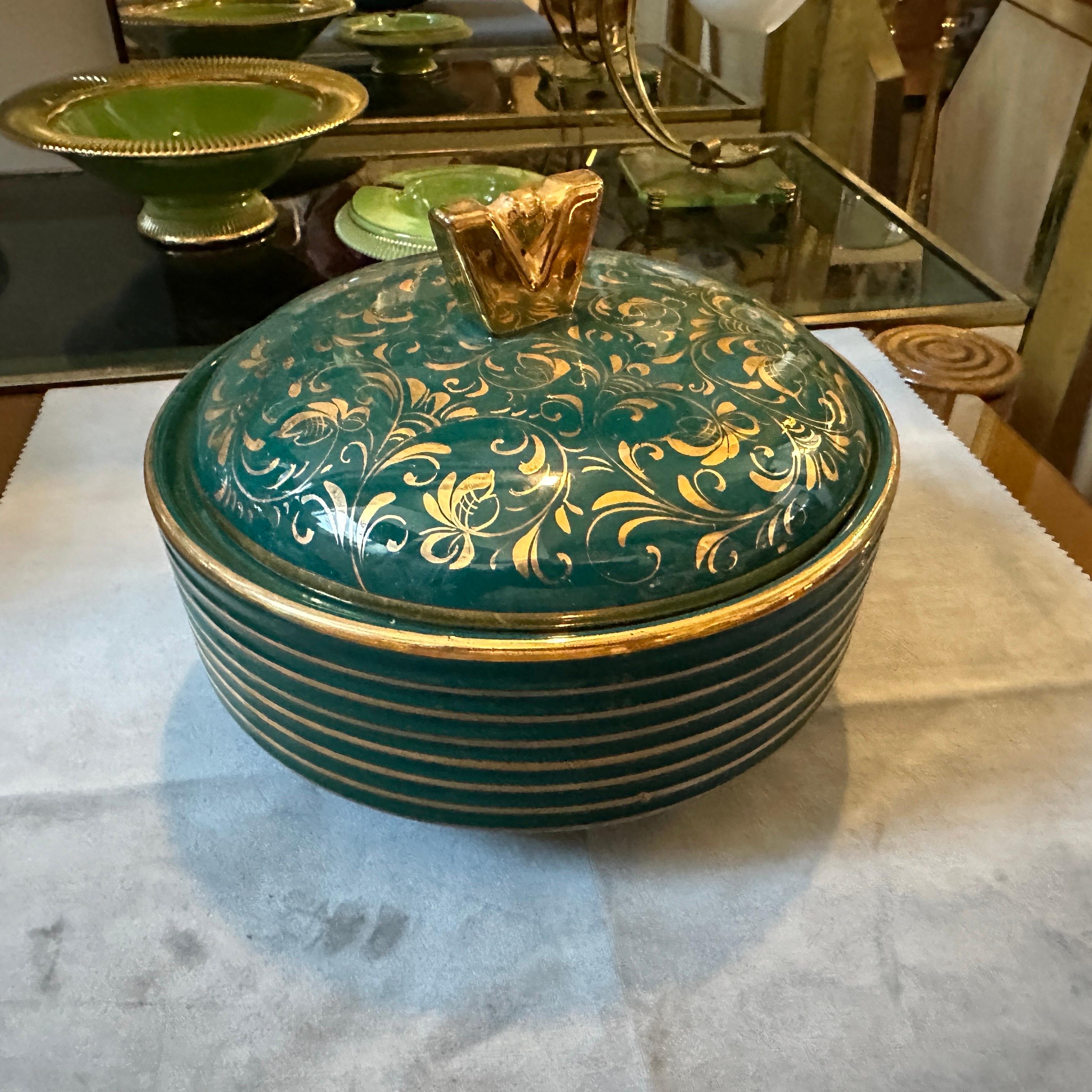Caja italiana de cerámica verde y dorada moderna de mediados de siglo de 1960 de La Colonnata siglo XX en venta