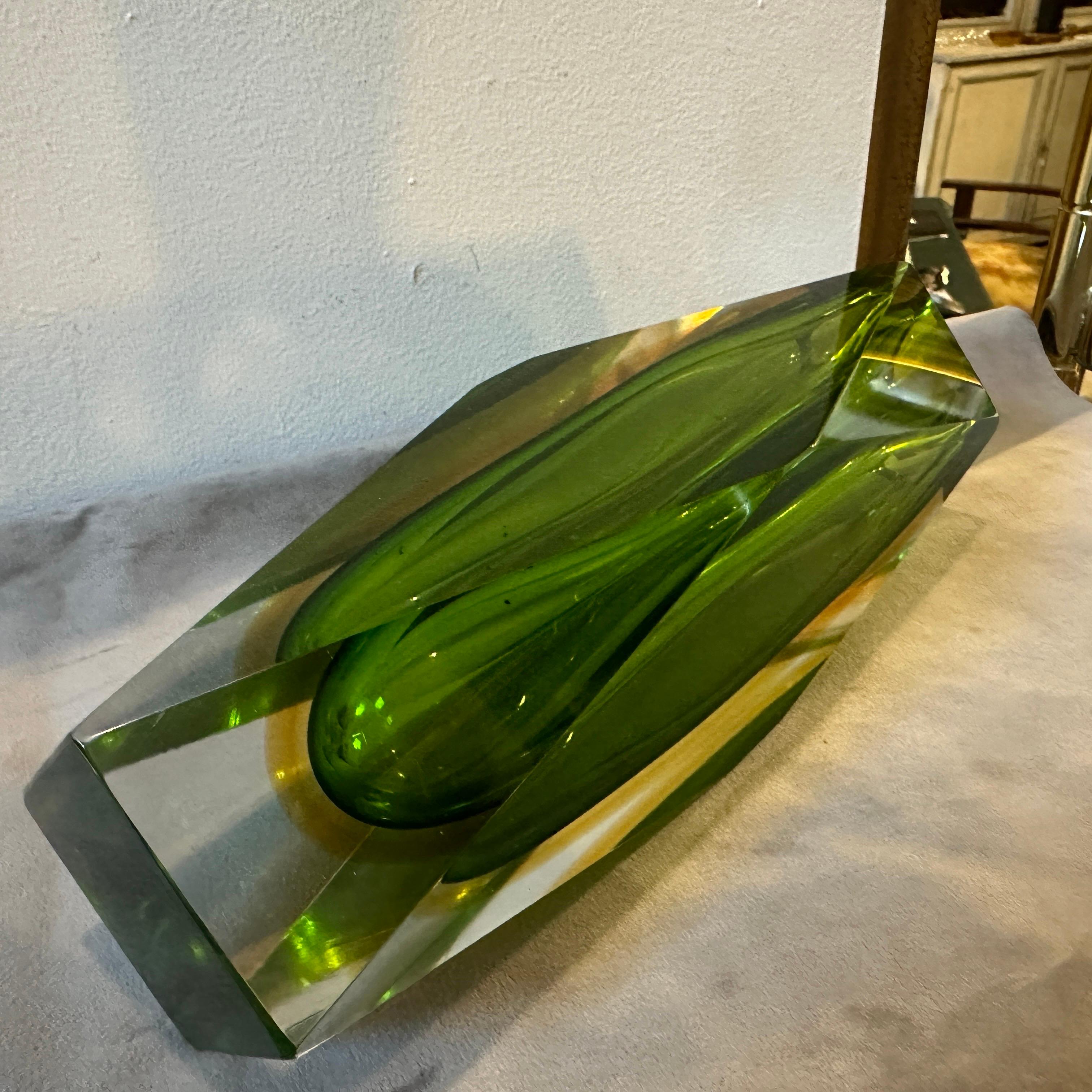 Fait main Vase en verre de Murano Sommerso à facettes vert et jaune des années 1960 The Moderns en vente