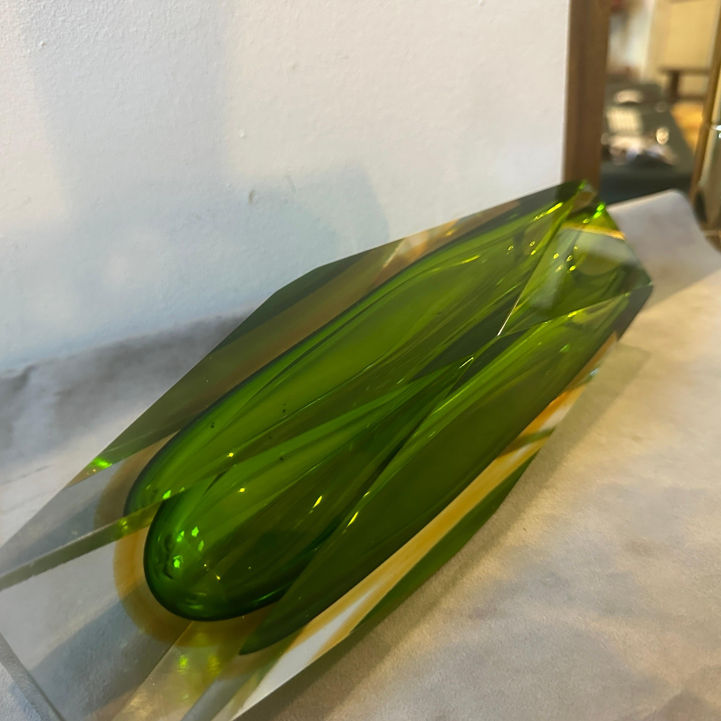 Vase en verre de Murano Sommerso à facettes vert et jaune des années 1960 The Moderns Bon état - En vente à Aci Castello, IT