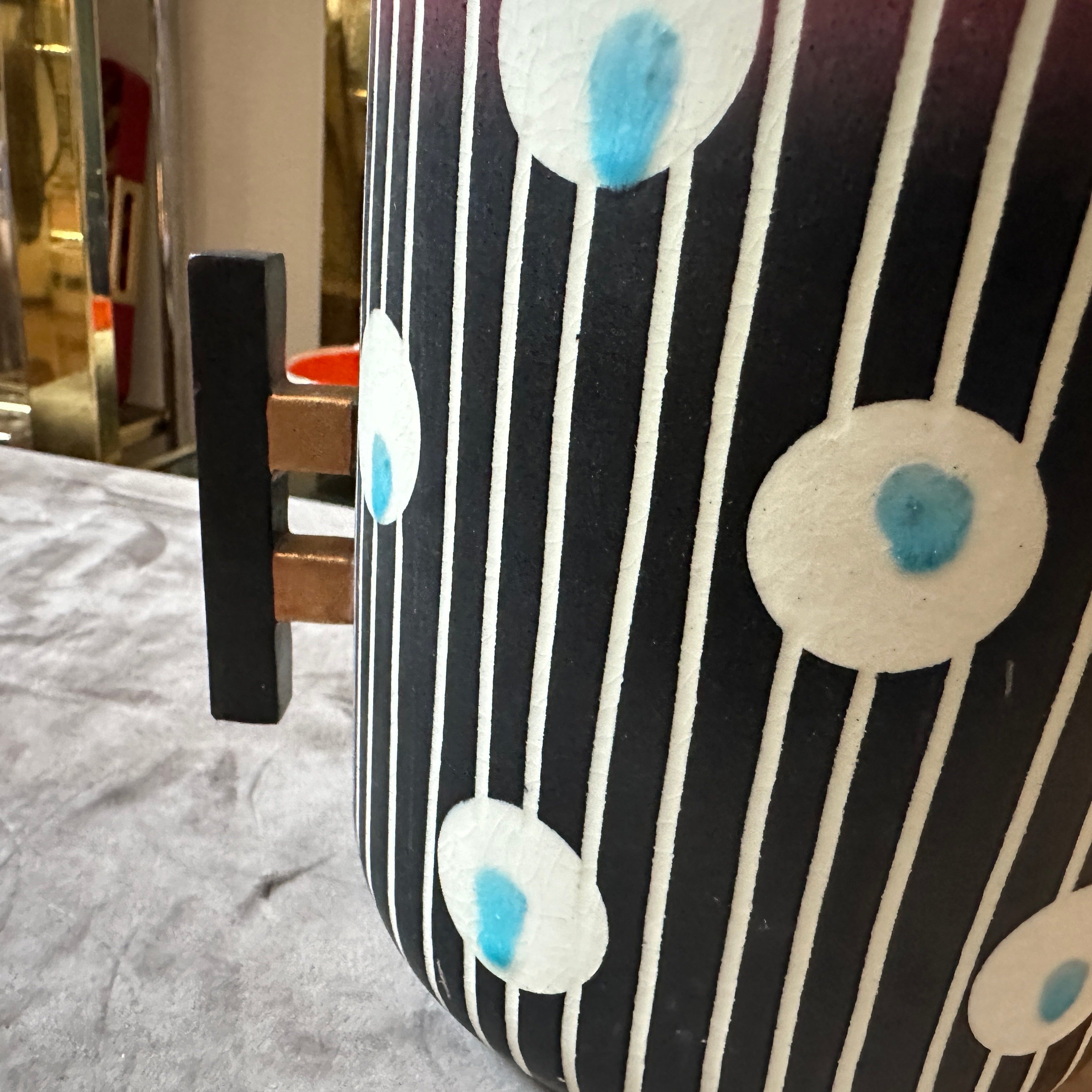 Questo vaso è un ottimo esempio di design ceramico italiano del Mid-Century Modern, che combina la funzionalità con un aspetto distintivo e artistico. È stato utilizzato come elemento decorativo, sia da solo che come vaso per i fiori, aggiungendo un