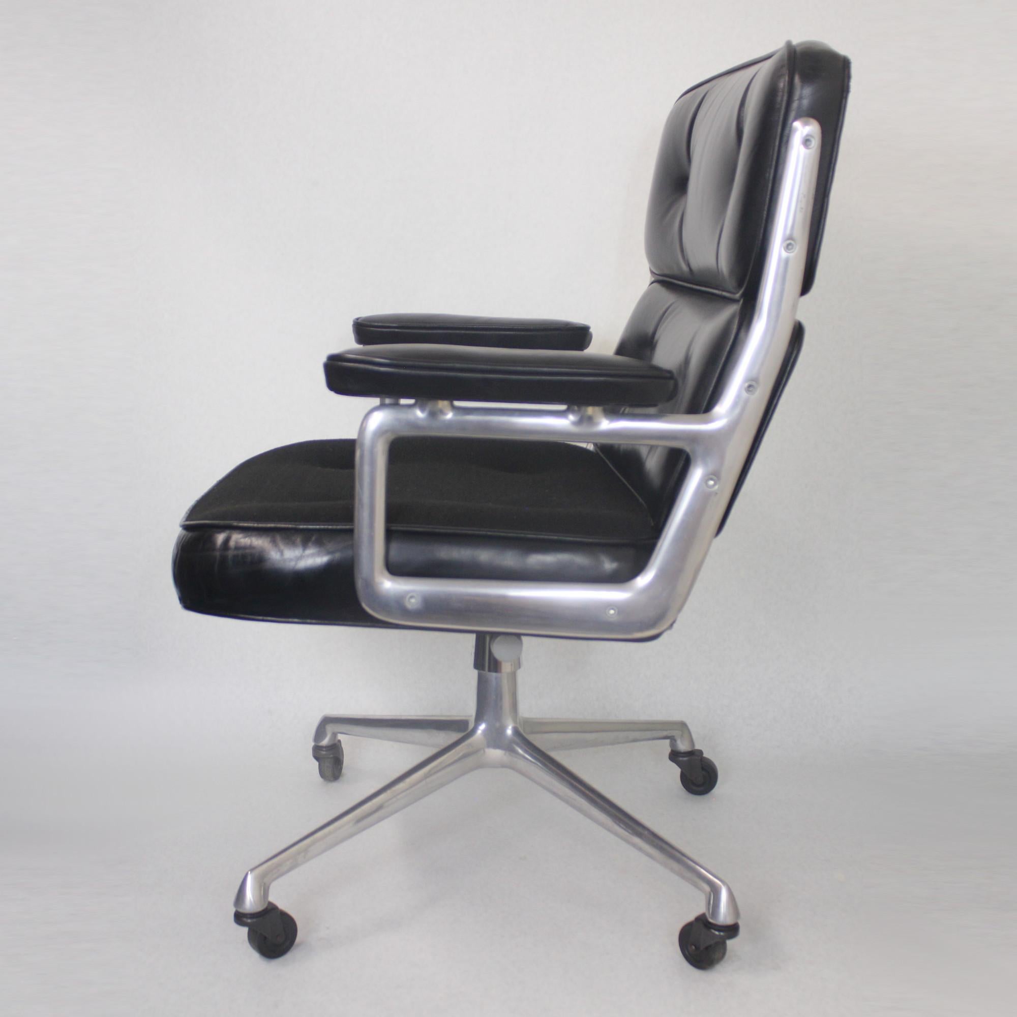 1960s Mid-Century Modern Herman Miller Time Life Executive Desk Lounge Chair In Good Condition In Lafayette, IN