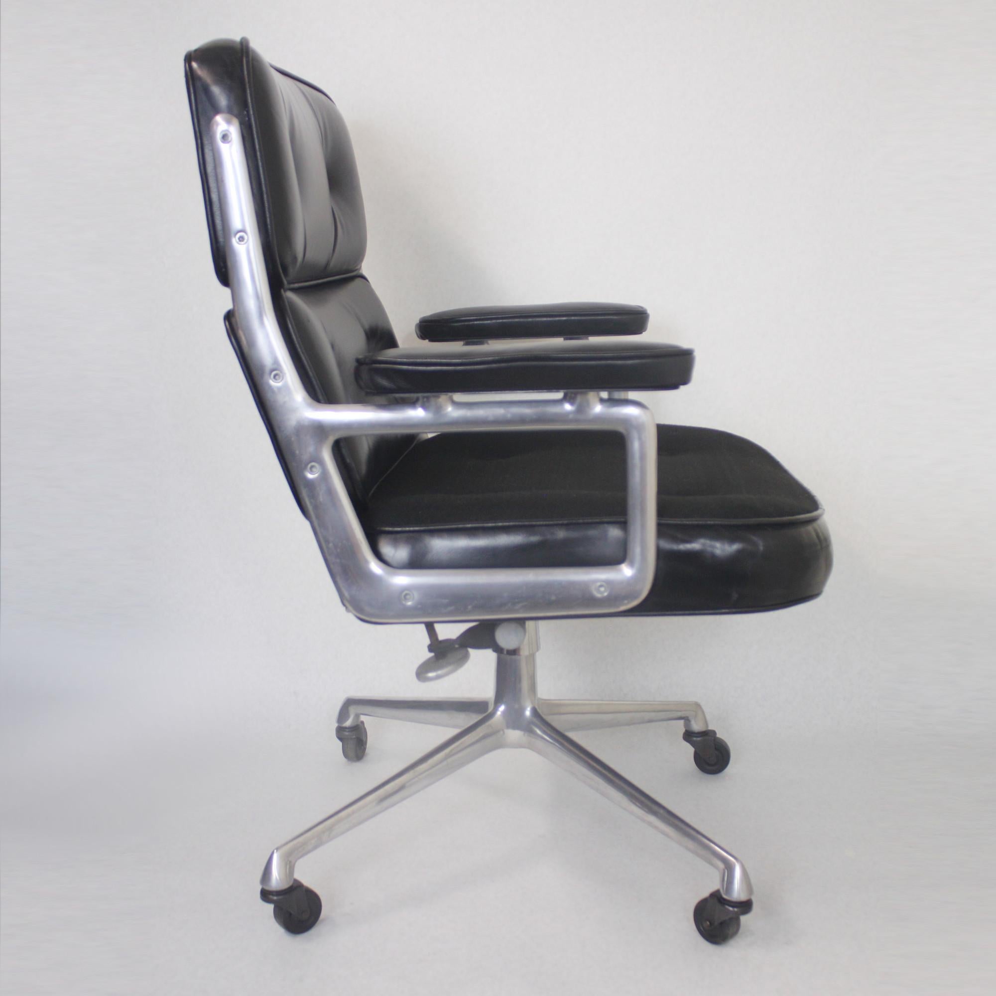 Mid-20th Century 1960s Mid-Century Modern Herman Miller Time Life Executive Desk Lounge Chair