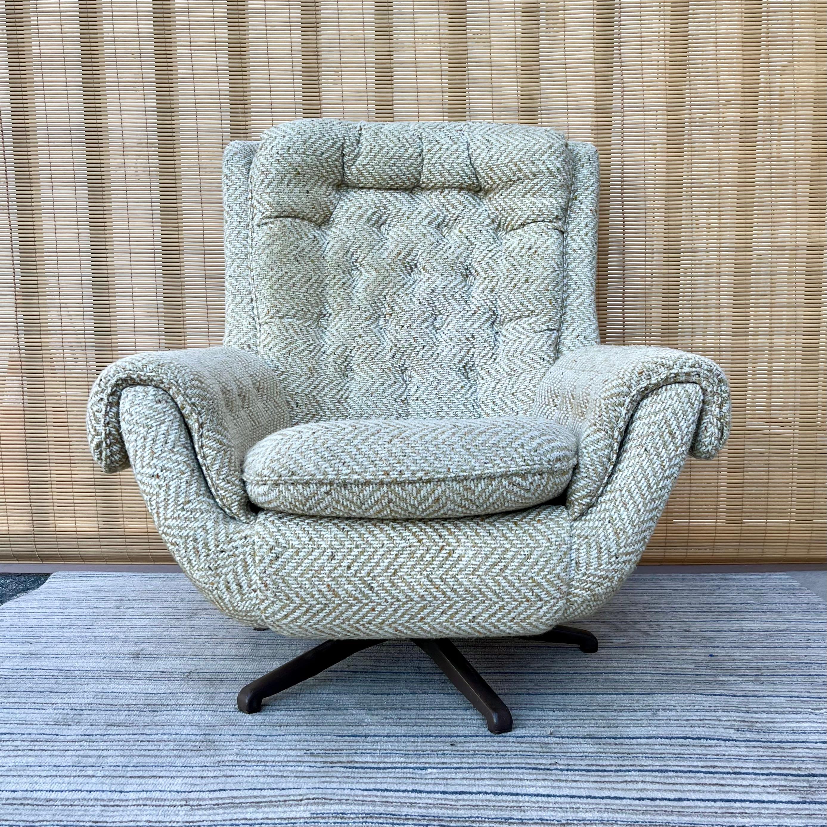 Vintage Mid-Century Modern Swivel Lounge Chair by Carter chair Company in the Arne Jacobsen Egg Chair Style. Circa 1960s. 
Features a swivel and rocking mechanism with metals legs, an egg-shaped backrest, a removable seat cushion, and the original