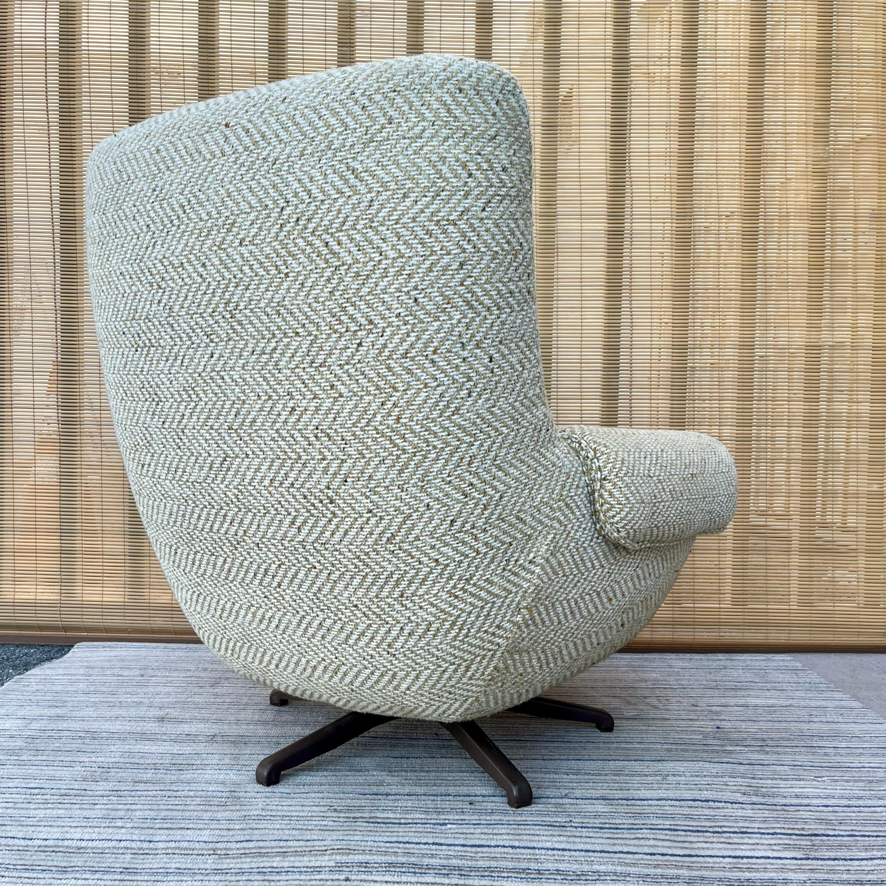 American 1960s Mid-Century Modern Highback Swivel Lounge Chair by Carter Chair Company