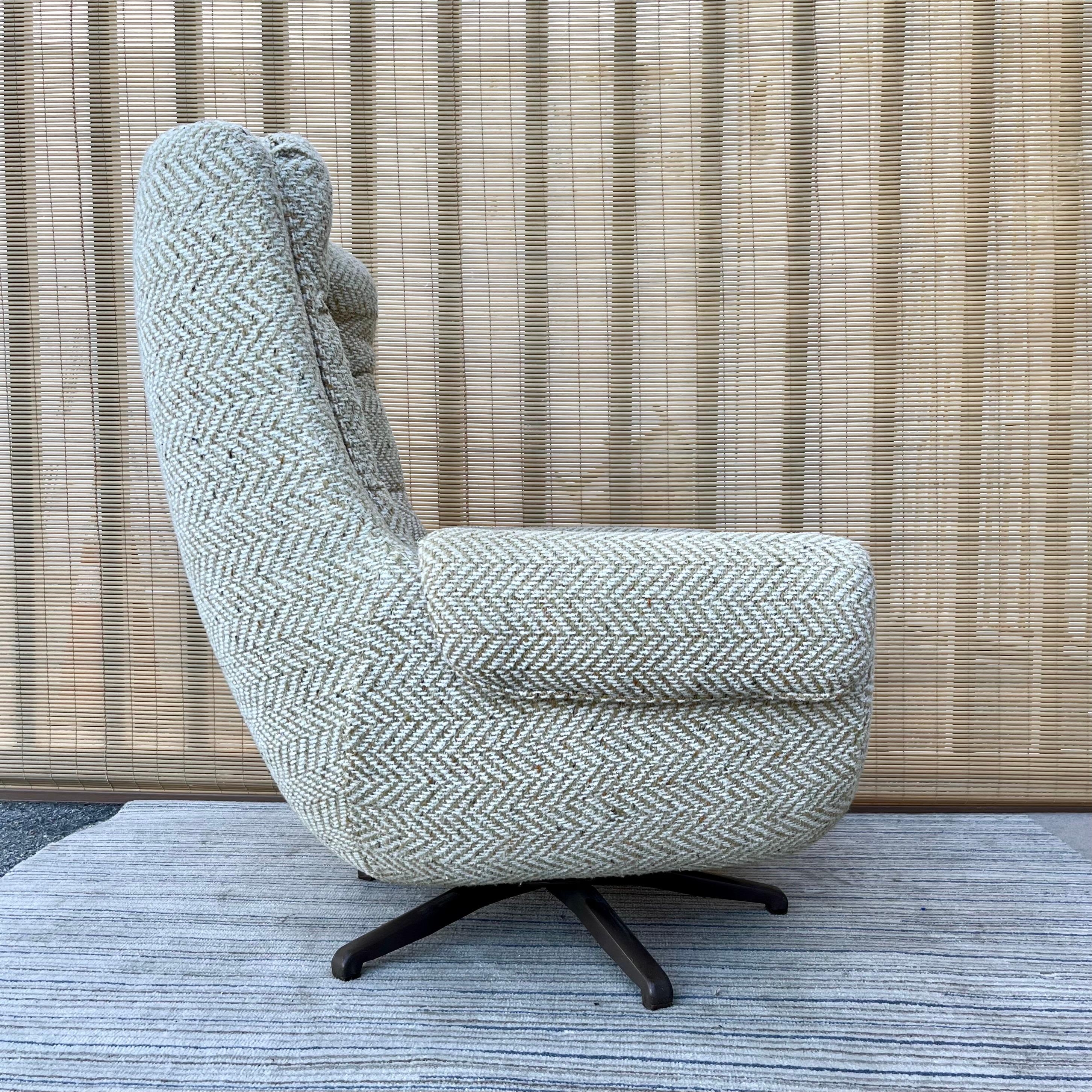 1960s Mid-Century Modern Highback Swivel Lounge Chair by Carter Chair Company In Good Condition In Miami, FL
