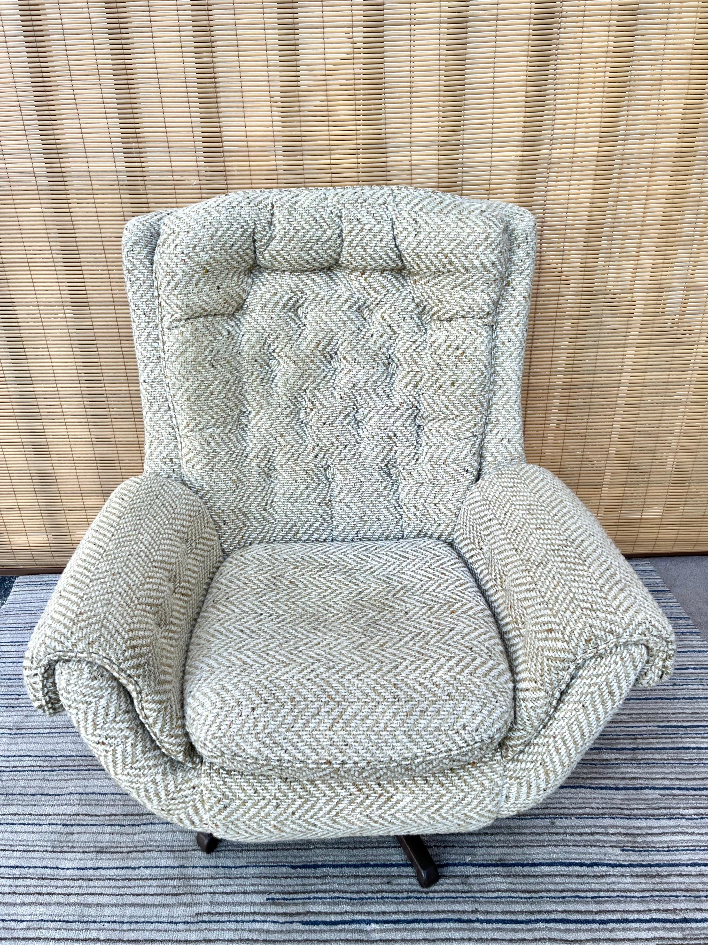 Metal 1960s Mid-Century Modern Highback Swivel Lounge Chair by Carter Chair Company