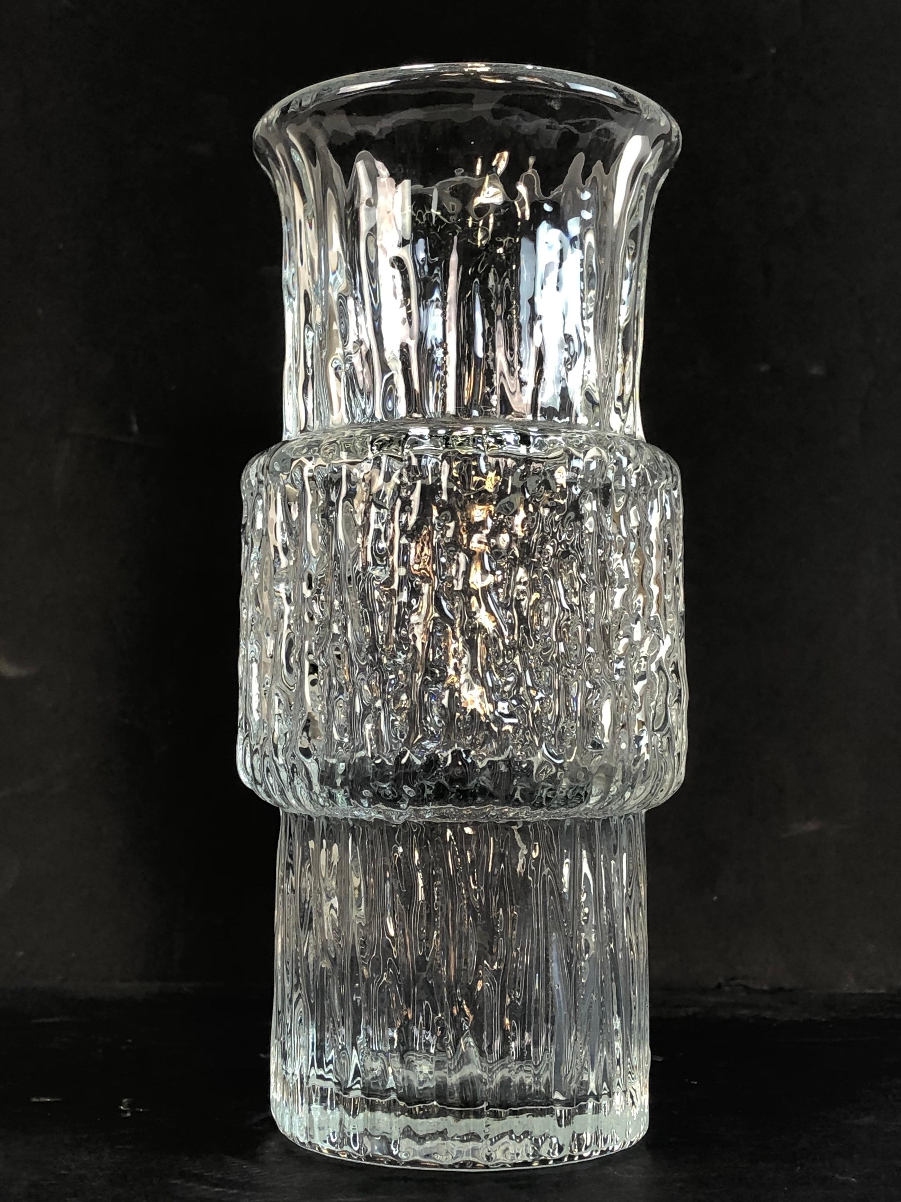 1960er Jahre Mid-Century Modern Iittala Finnland strukturiertes Glas Vase. Tolles Design/One und Form! Darunter ist markiert.