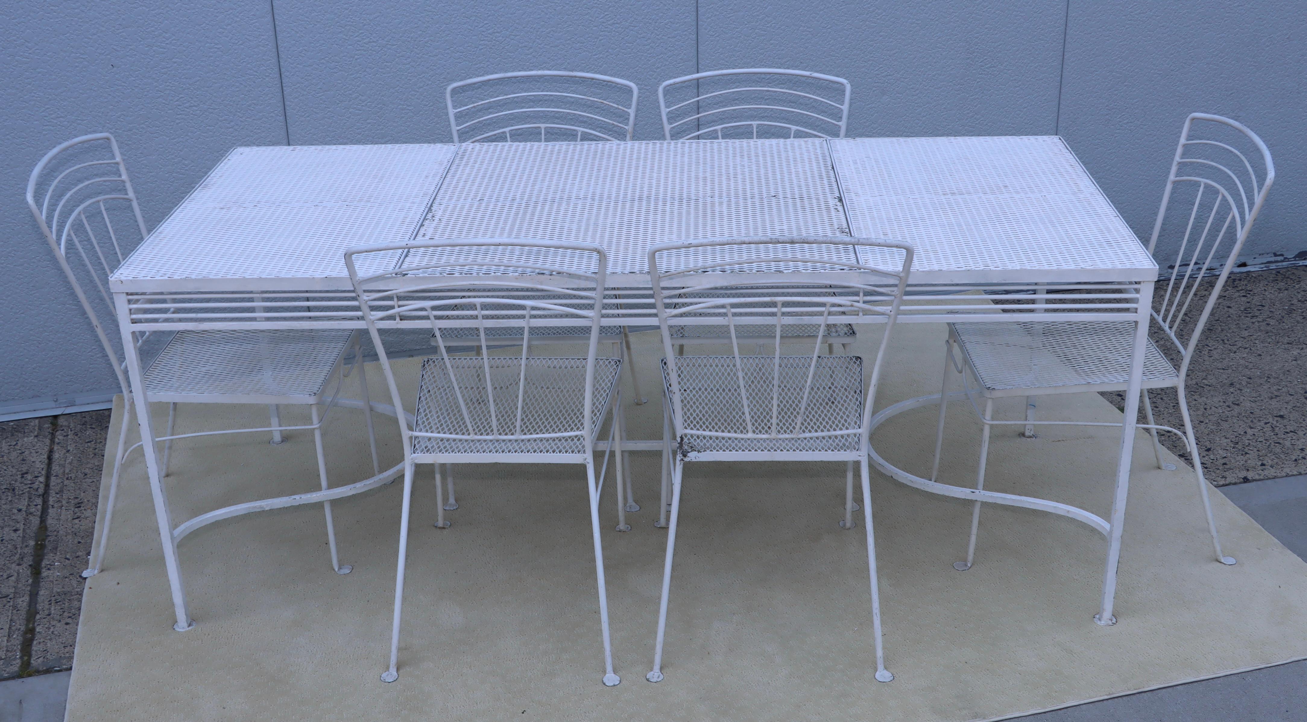 mesa de comedor de hierro moderno de mediados de siglo de 1960 con inserciones de malla con tapa de cristal original y 6 sillas de comedor, en estado original vintage con algo de desgaste y pátina debido a la edad y el uso, puede usar pintura nueva