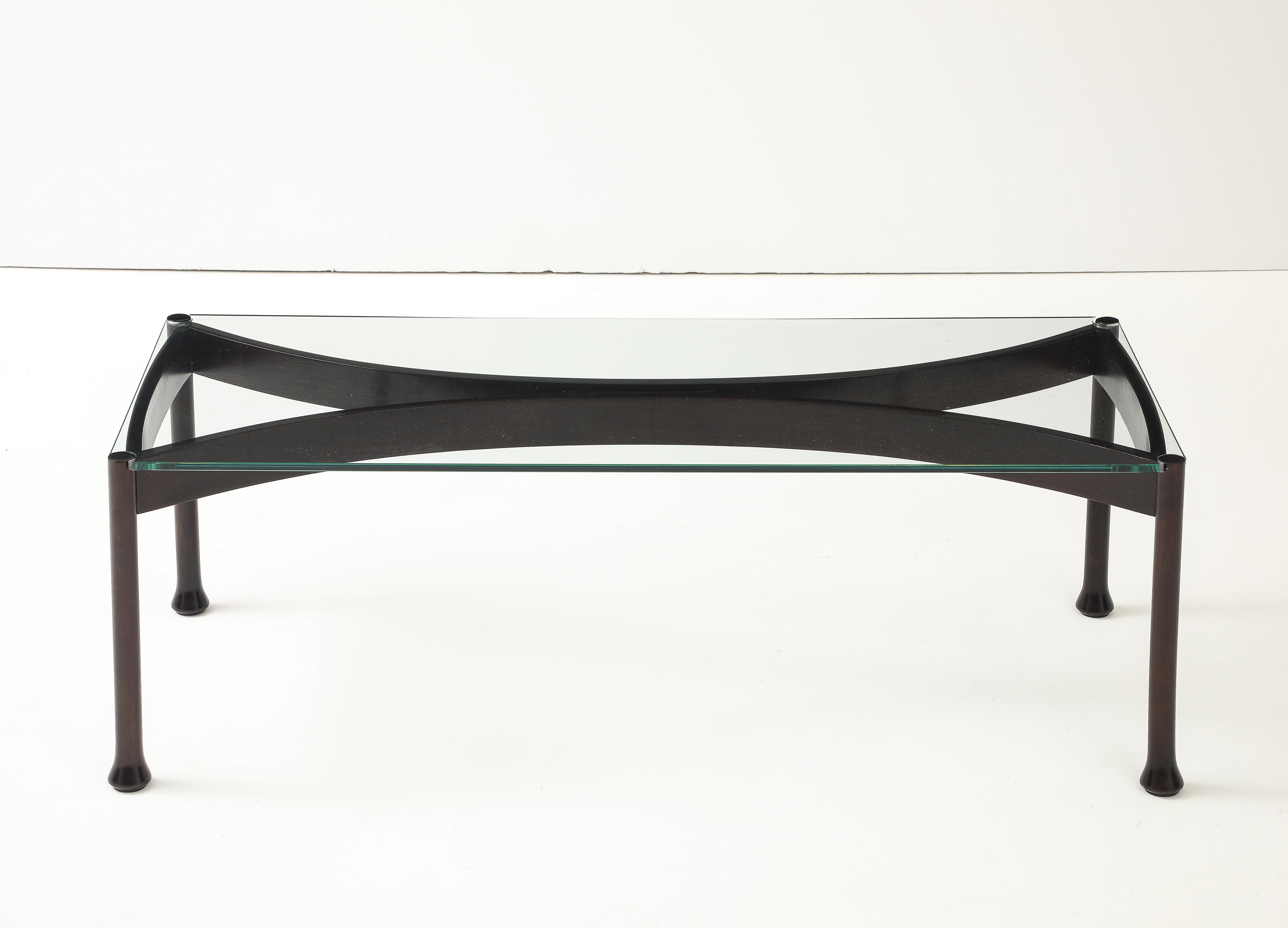 Table basse italienne en bois et plateau de verre de style Osvaldo Borsani des années 1960, entièrement restaurée avec un nouveau plateau de verre, avec une usure et une patine mineures dues à l'âge et à l'utilisation.