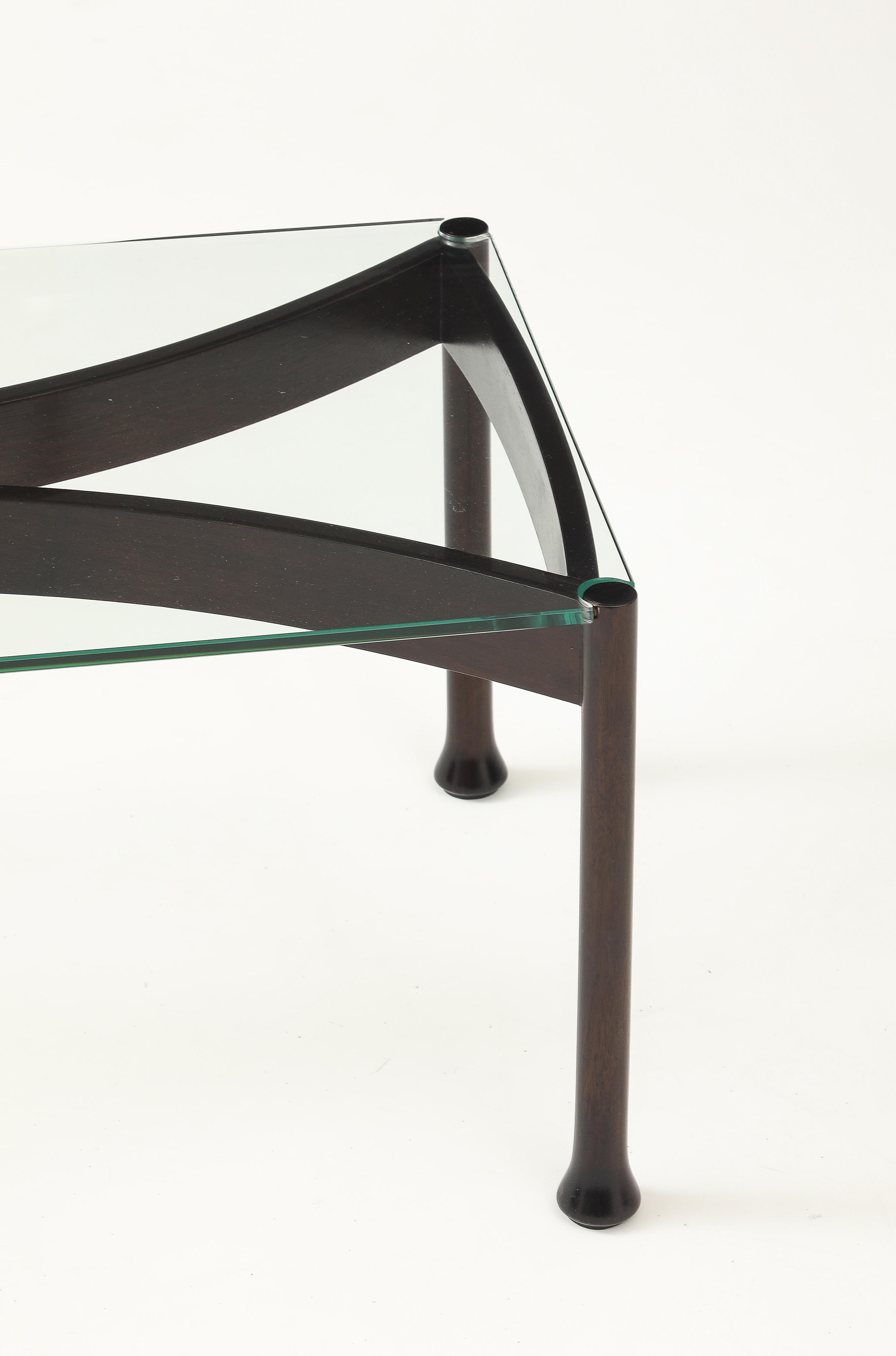 Verre Table basse italienne mi-siècle moderne des années 1960 avec plateau en verre en vente