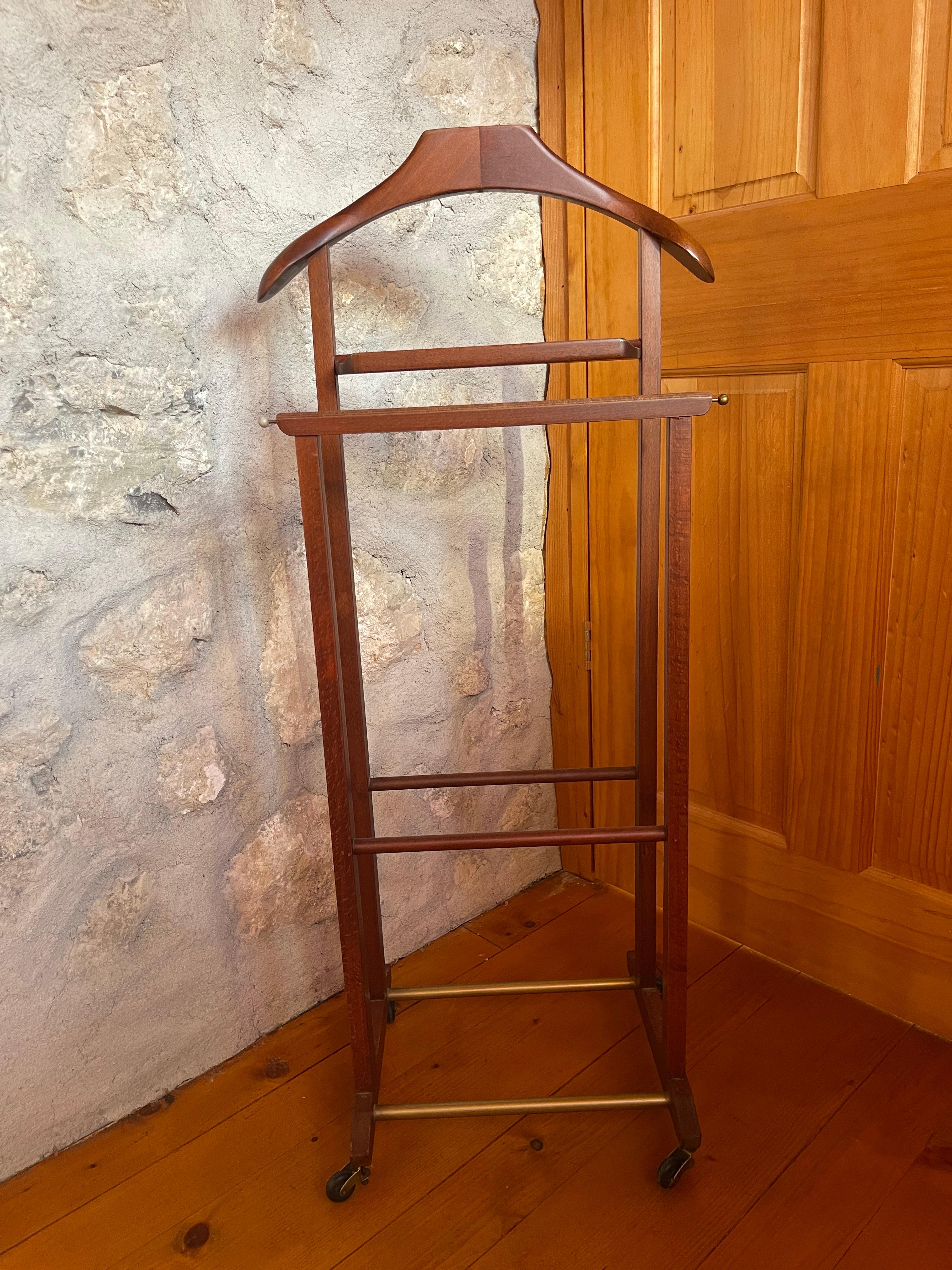 Dieser elegante, von den renommierten Fratelli Reguitti gefertigte Ständer aus der Mitte des Jahrhunderts stammt aus den 1960er Jahren und besticht durch sein schönes Holz mit einem warmen, satten Ton. Dieses zeitlose Stück, das Raffinesse mit