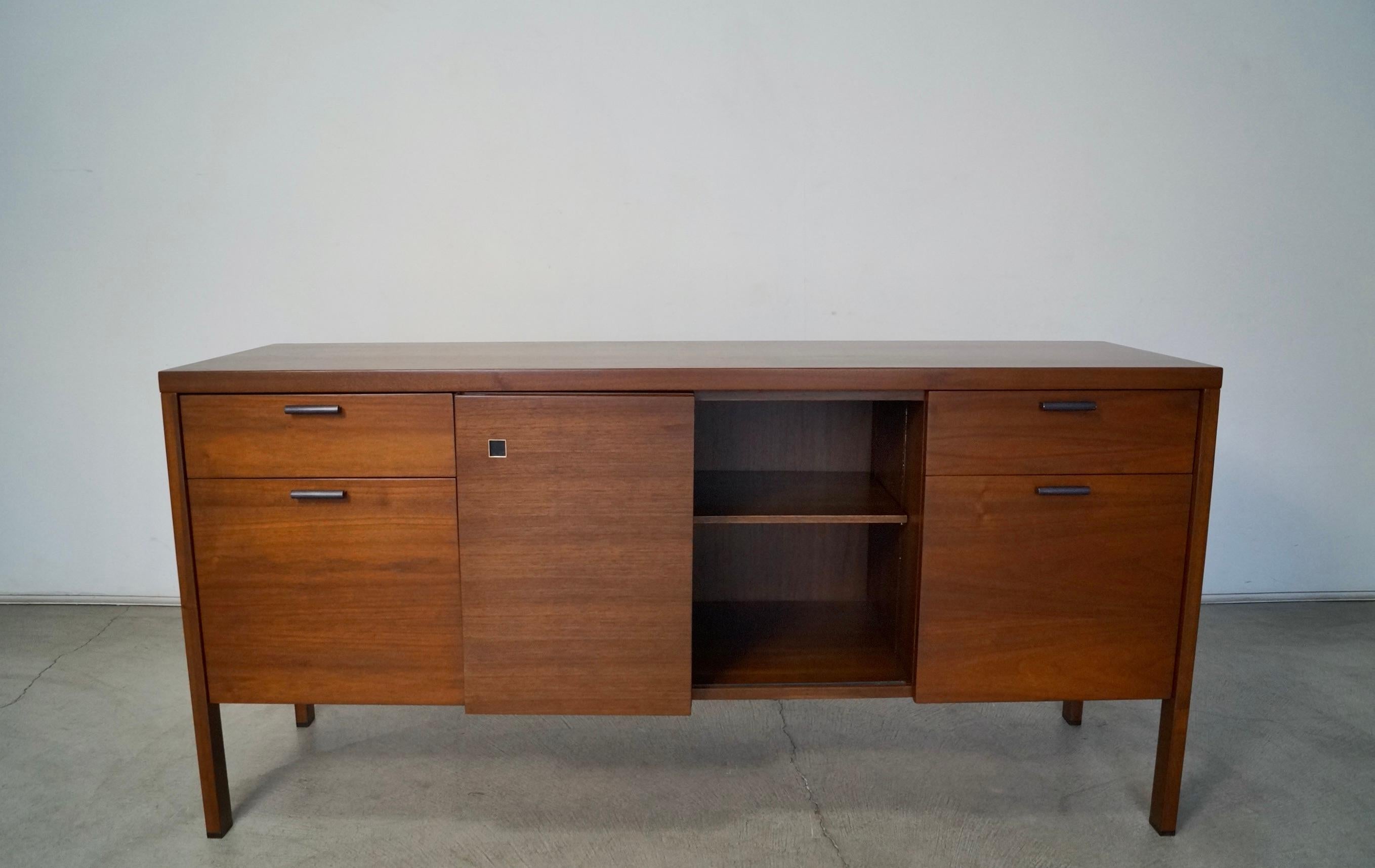 1960s Mid-Century Modern Jens Risom Style Walnut Credenza / Sideboard In Excellent Condition In Burbank, CA