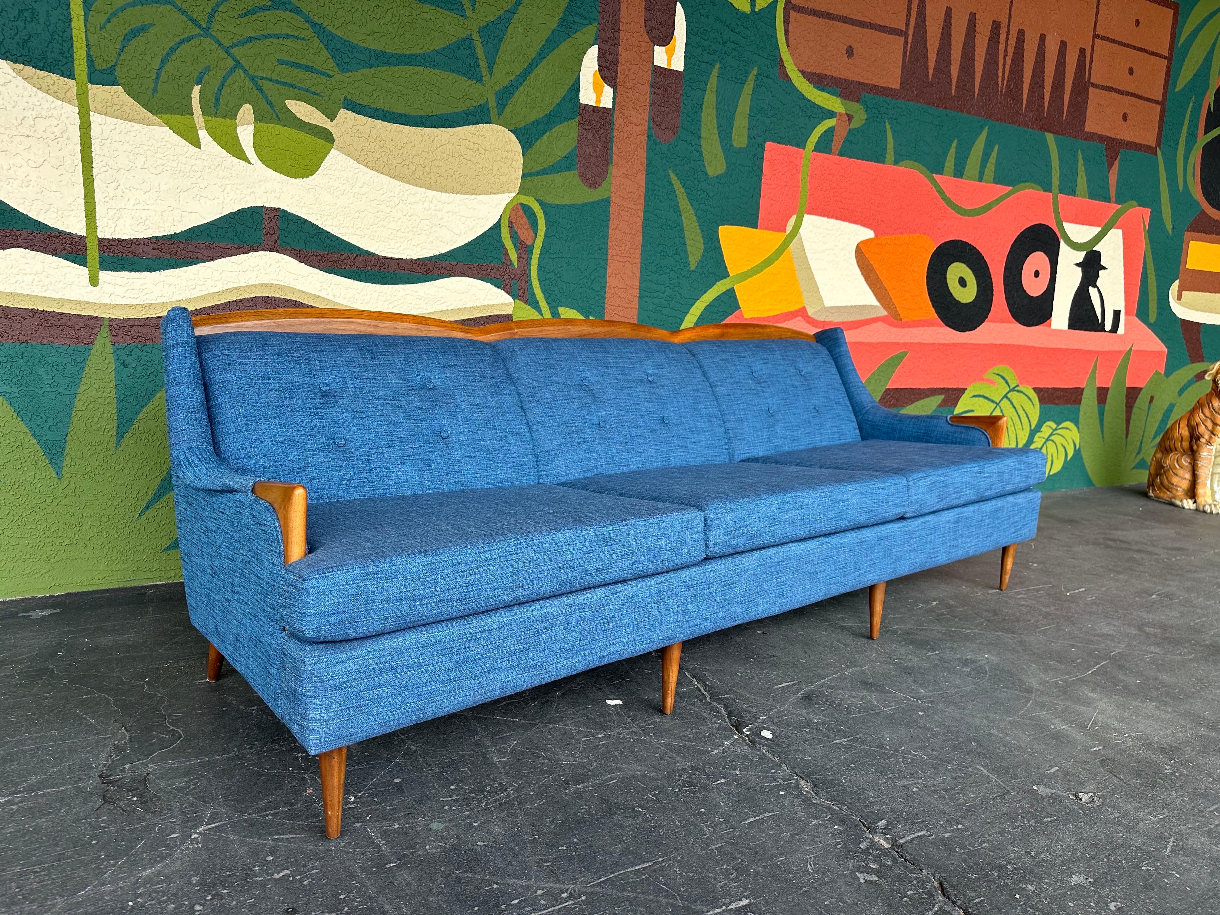 Vintage MCM Mid Century Modern Kroehler Avant 3 seat sofa c.1960’s. Tapered walnut legs and blue tweed style upholstery

Unusual Avant model with scalloped walnut back detailing. Sofa was fully refinished and reupholstered with high performance foam