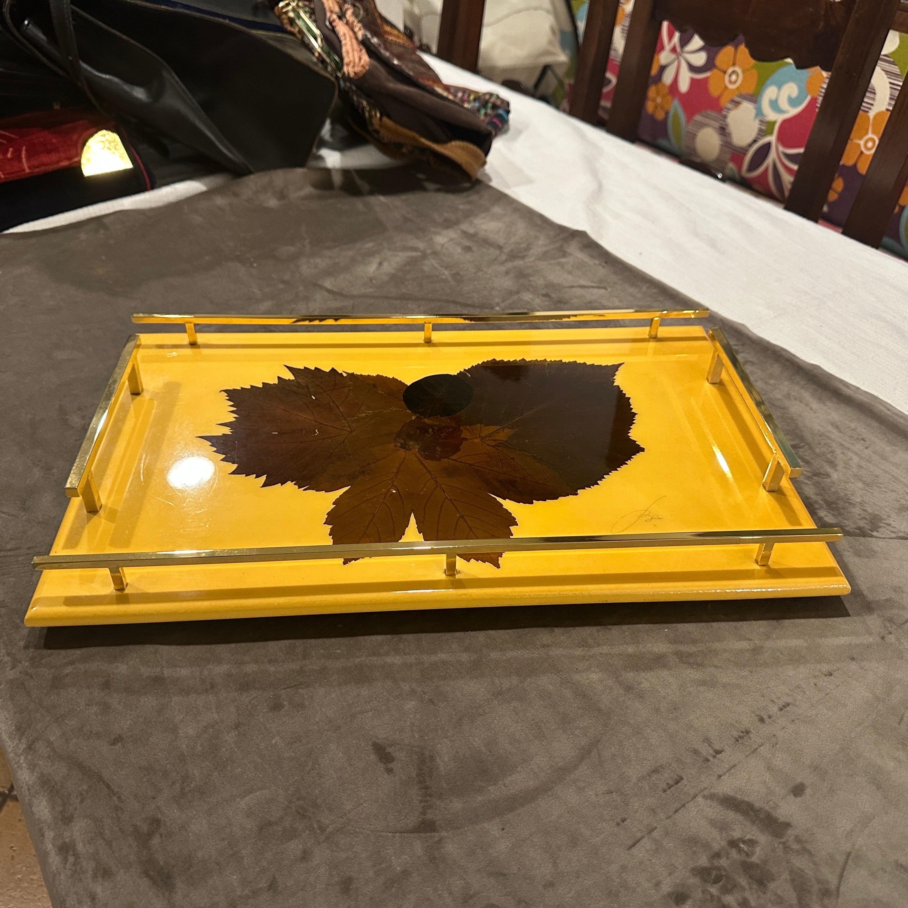 Vassoio da portata italiano del 1960 in legno laccato e ottone della metà del secolo scorso in vendita 6
