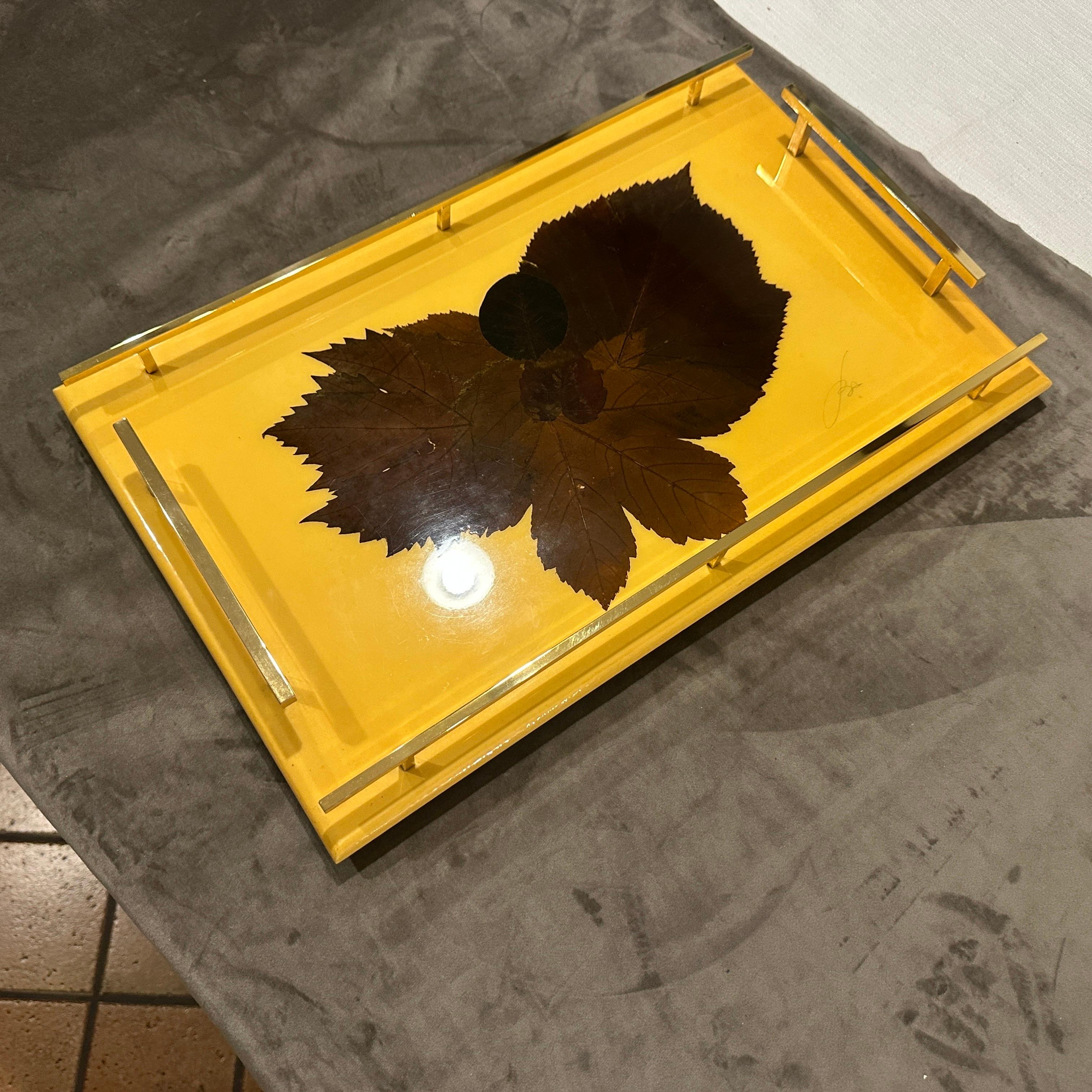 Ottone Vassoio da portata italiano del 1960 in legno laccato e ottone della metà del secolo scorso in vendita