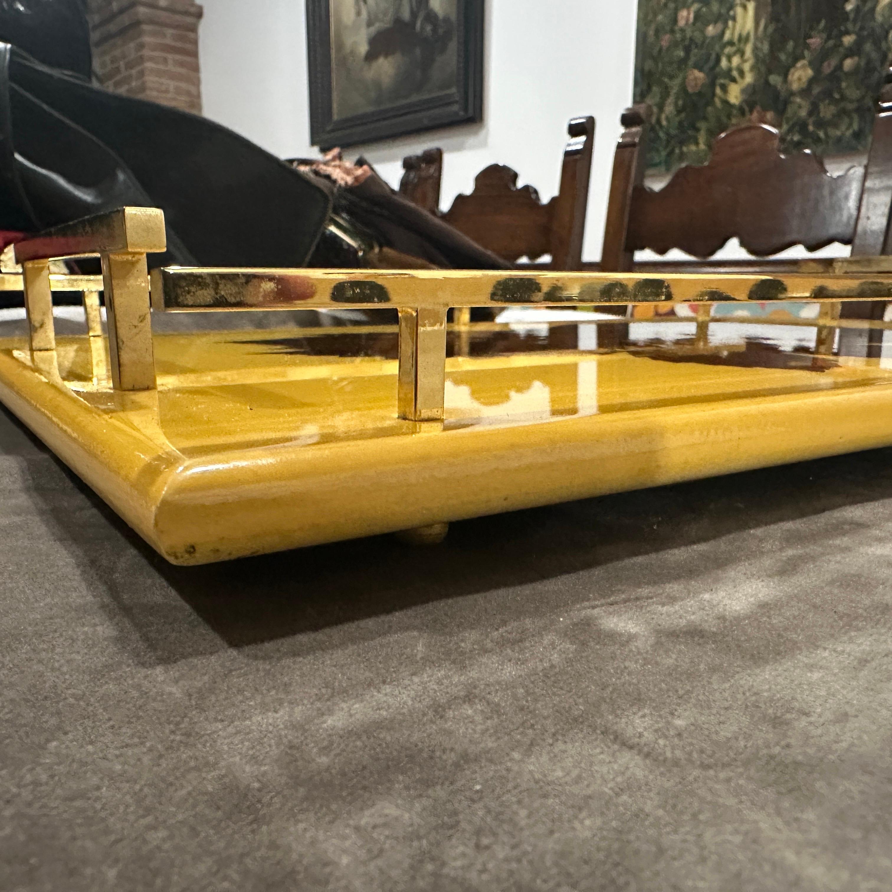 Vassoio da portata italiano del 1960 in legno laccato e ottone della metà del secolo scorso in vendita 1
