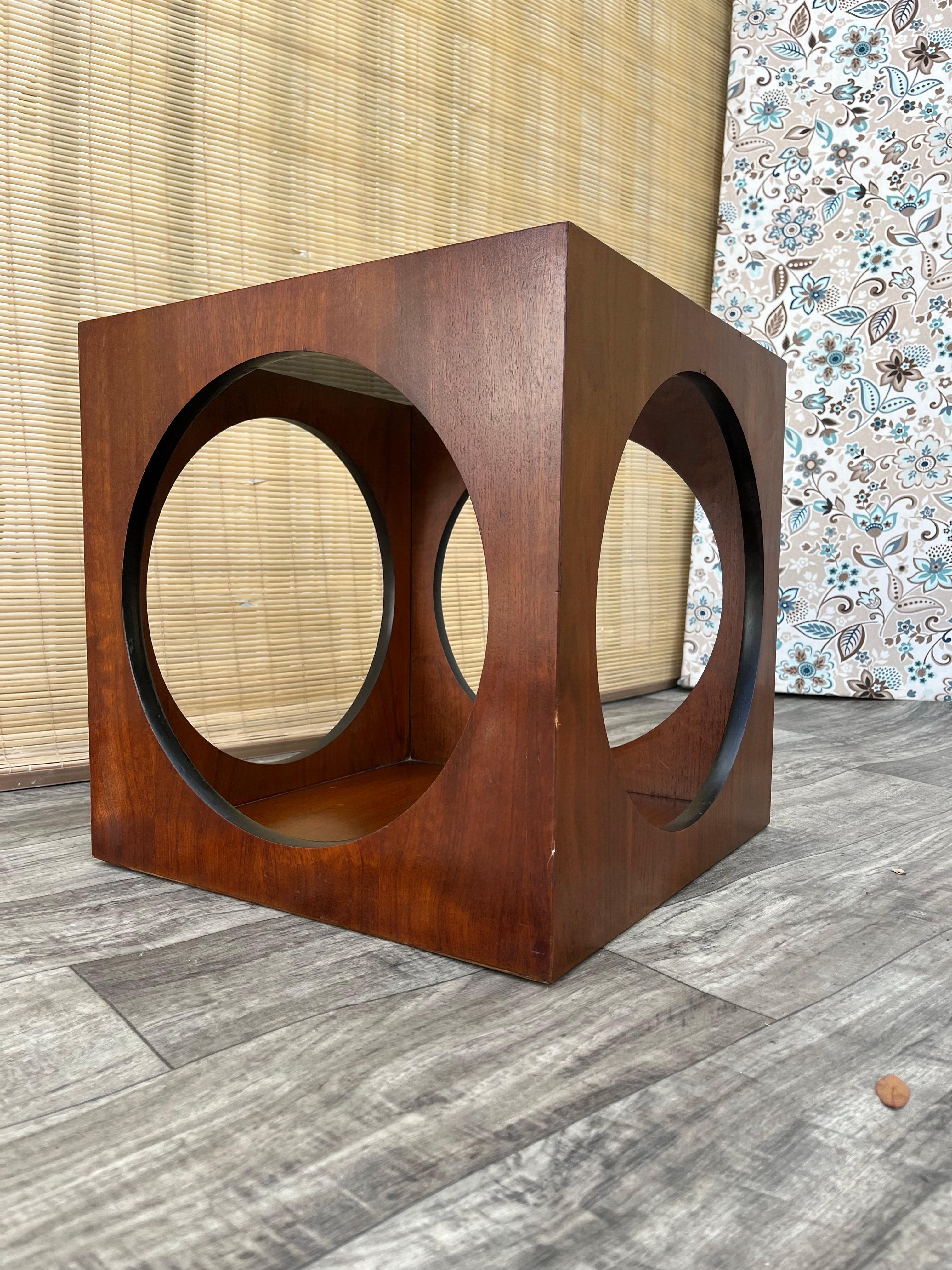 1960s Mid-Century Modern Lane Cube Side Table W/ Smoke Glass Top by Lane en vente 3
