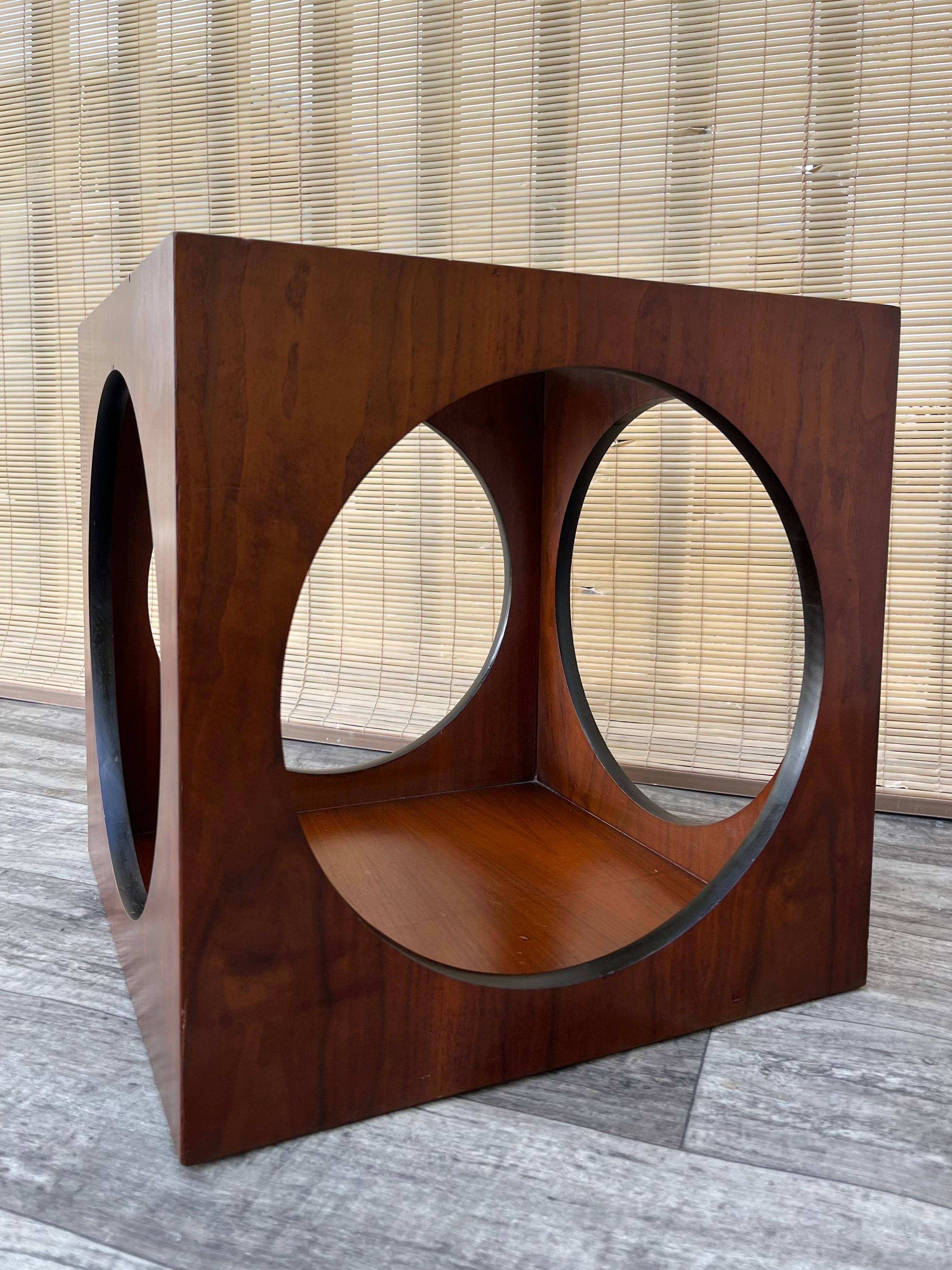 1960s Mid-Century Modern Lane Cube Side Table W/ Smoke Glass Top by Lane en vente 4