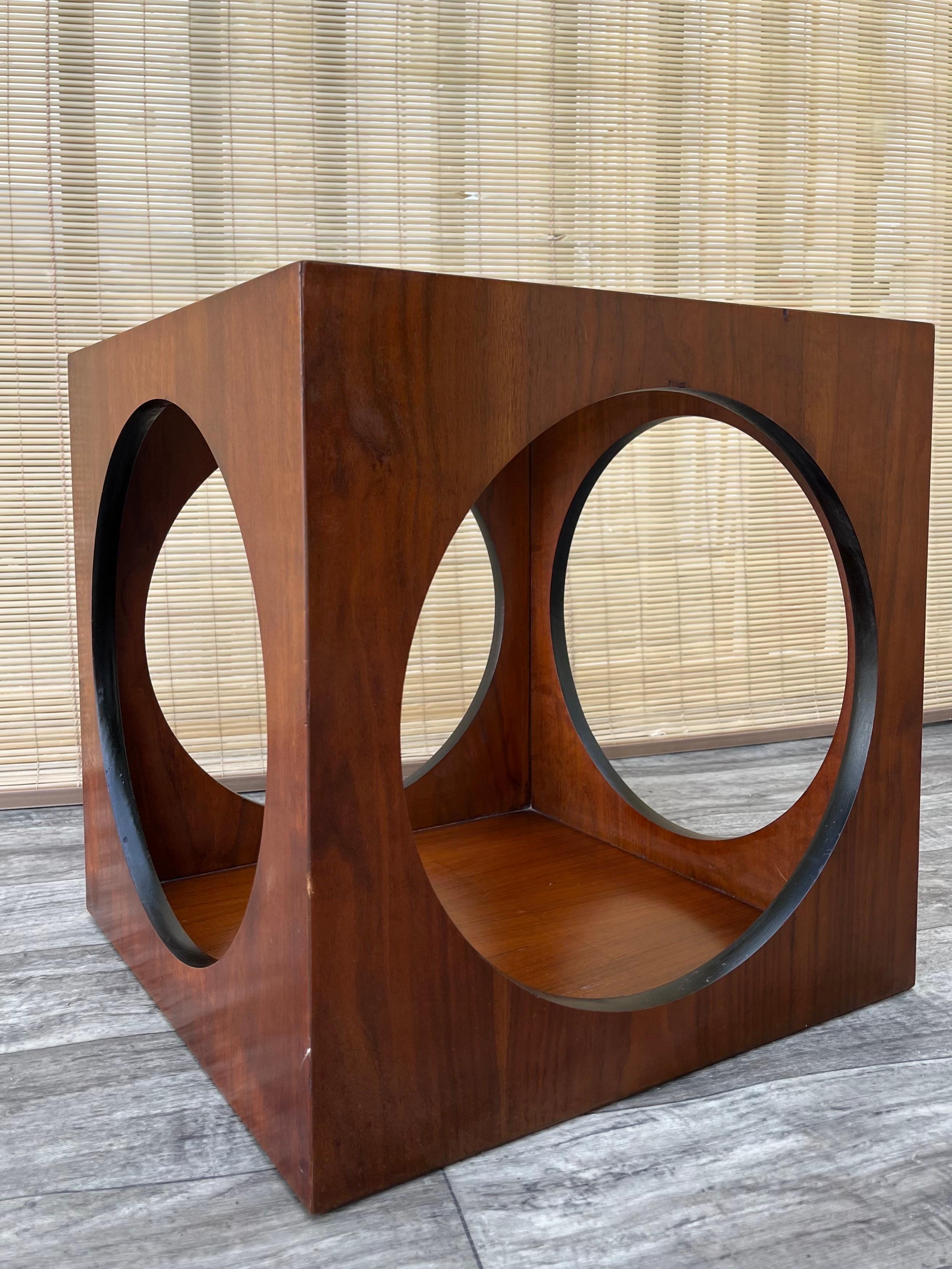 Américain 1960s Mid-Century Modern Lane Cube Side Table W/ Smoke Glass Top by Lane en vente